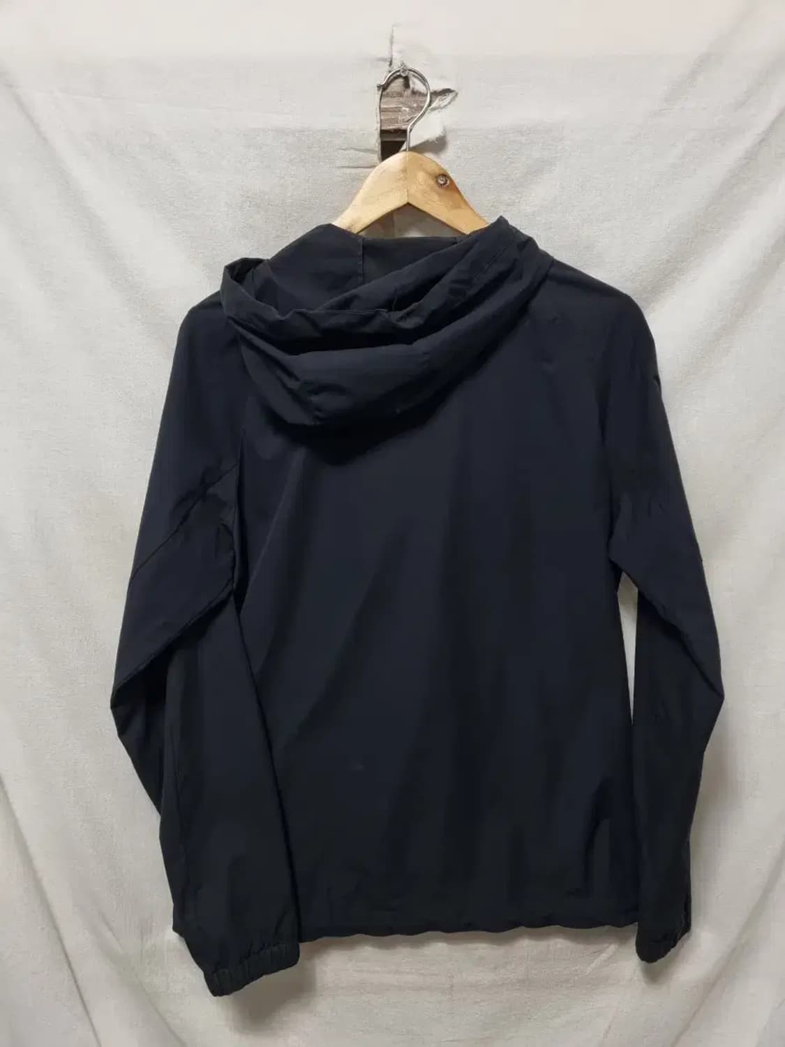 데상트 블랙 후드 바람막이 자켓 M 상품이미지2