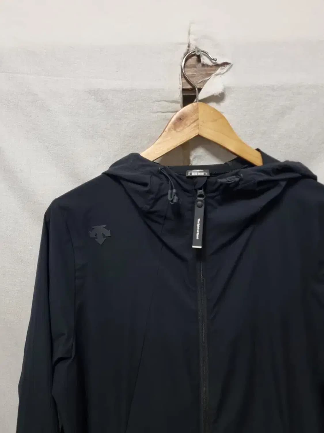 데상트 블랙 후드 바람막이 자켓 M 상품이미지3