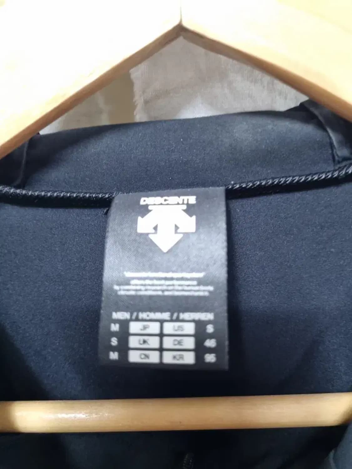 데상트 블랙 후드 바람막이 자켓 M 상품이미지4