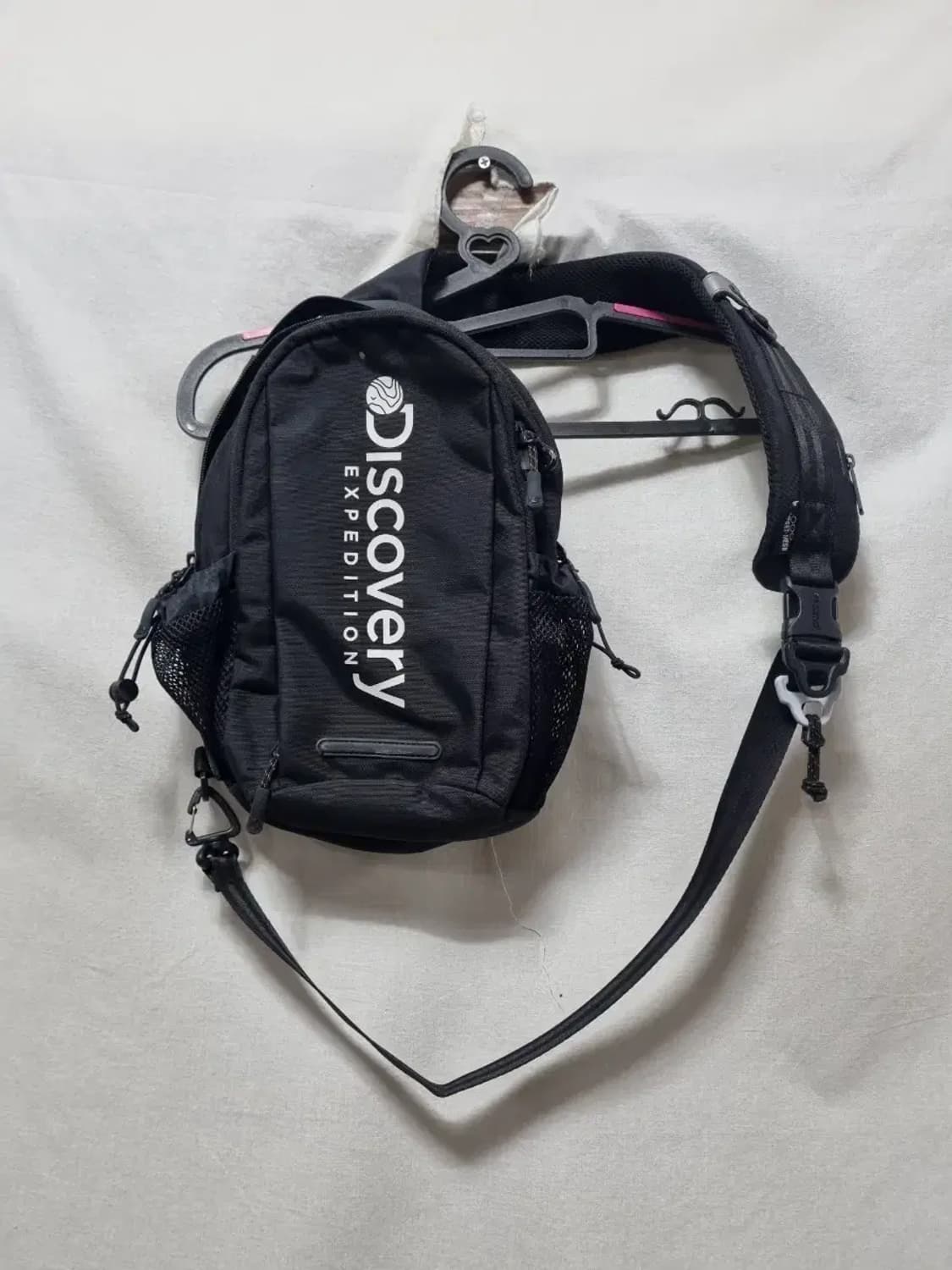 디스커버리 익스페디션 블랙 미니 크로스백 상품이미지1