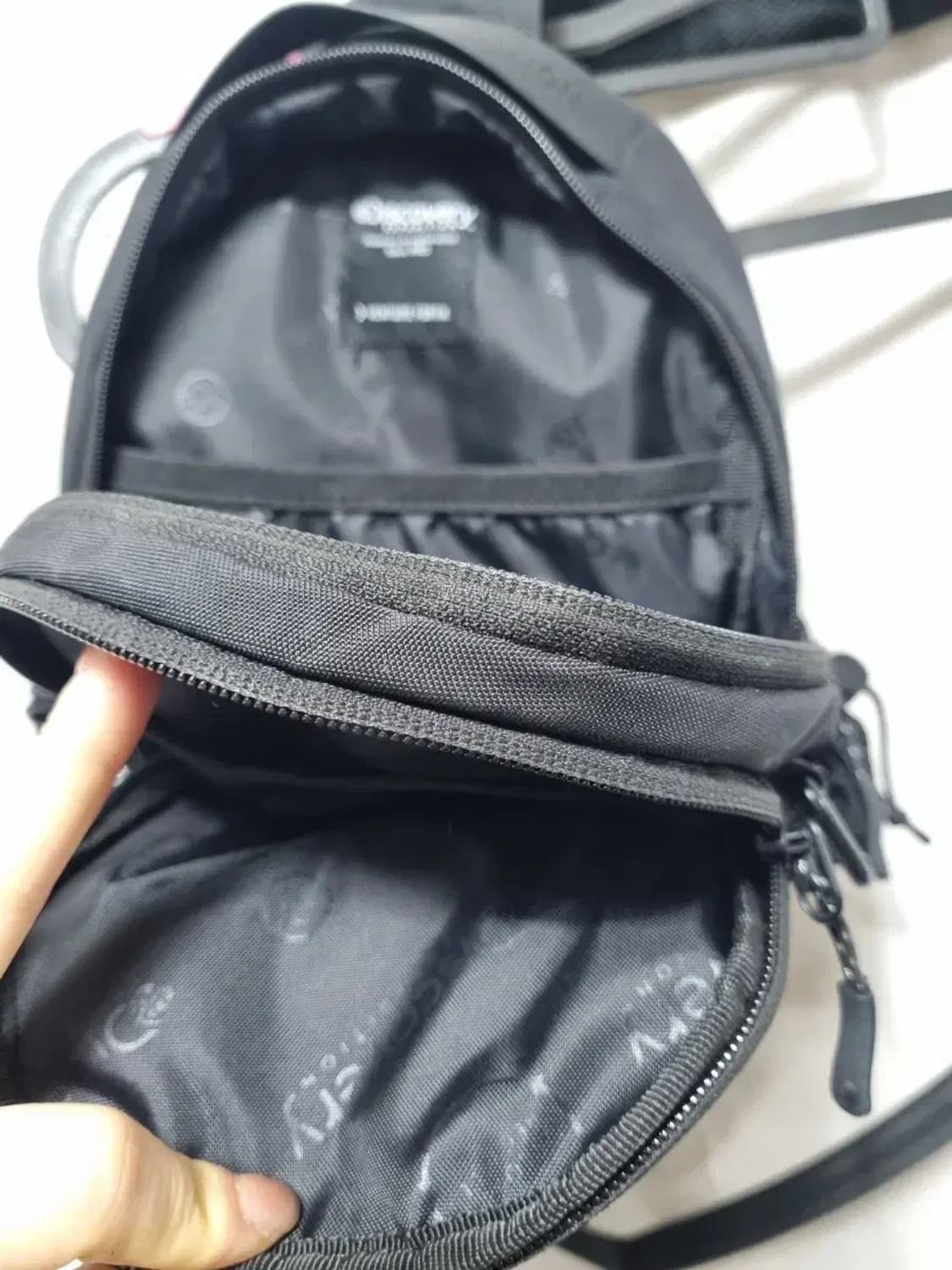 디스커버리 익스페디션 블랙 미니 크로스백 상품이미지2