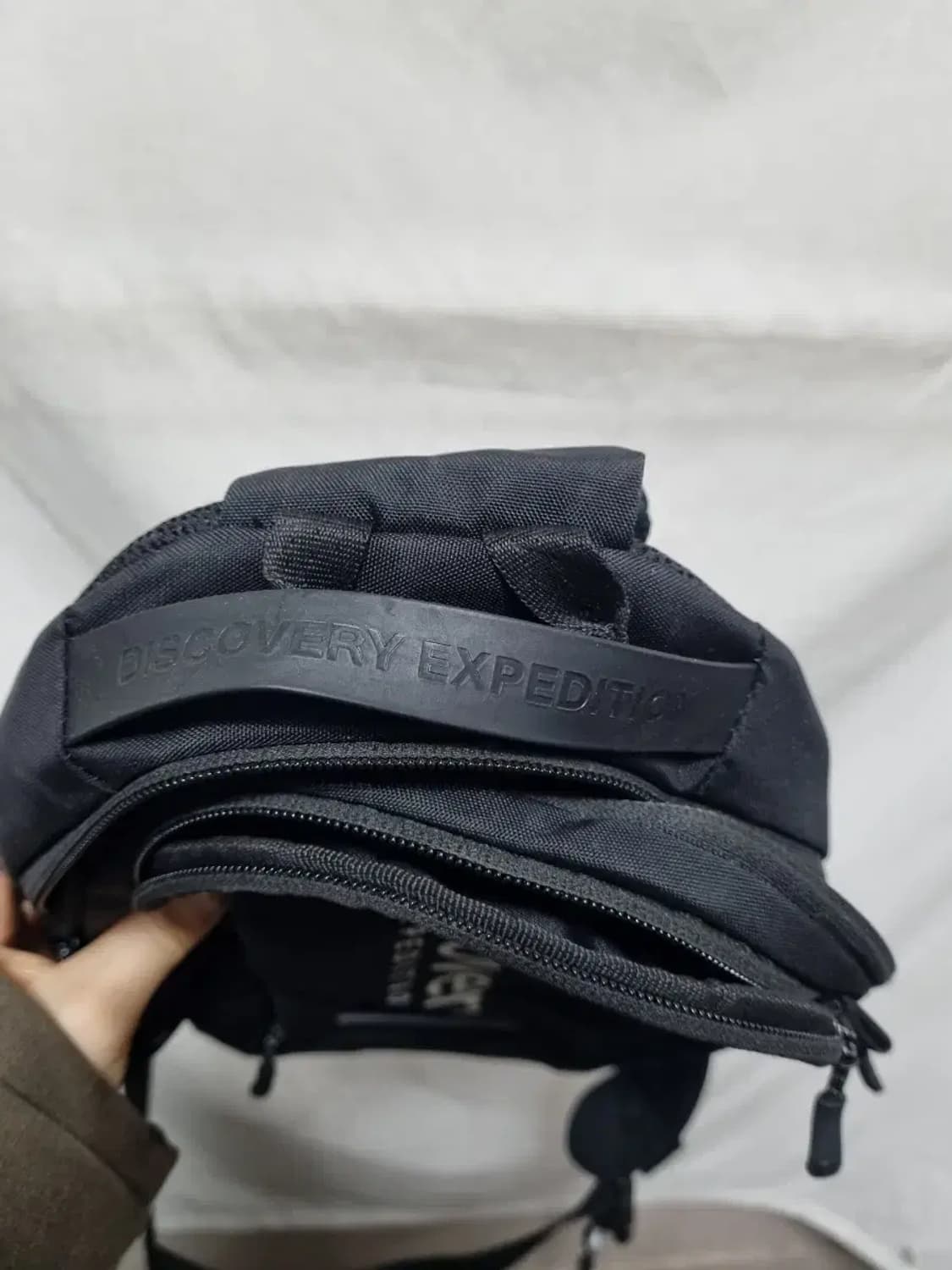 디스커버리 익스페디션 블랙 미니 크로스백 상품이미지7