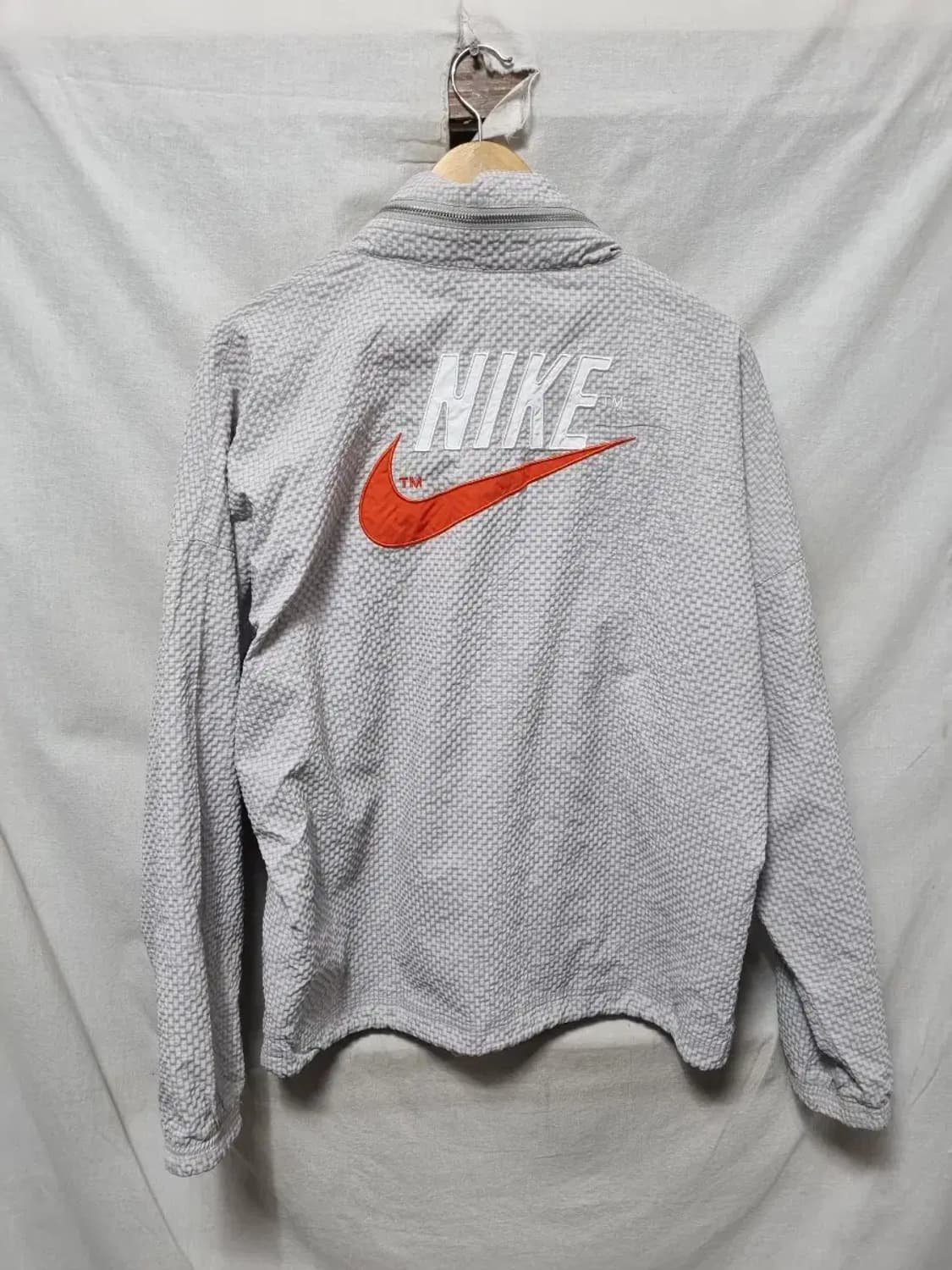 나이키 엠보싱 바람막이 자켓 105 상품이미지2