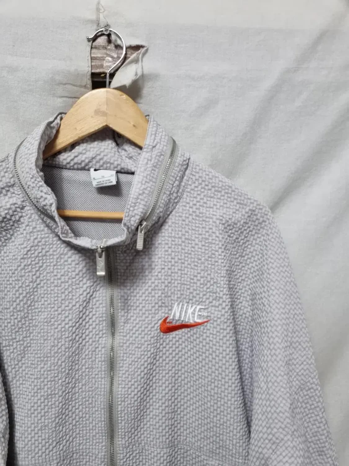 나이키 엠보싱 바람막이 자켓 105 상품이미지3