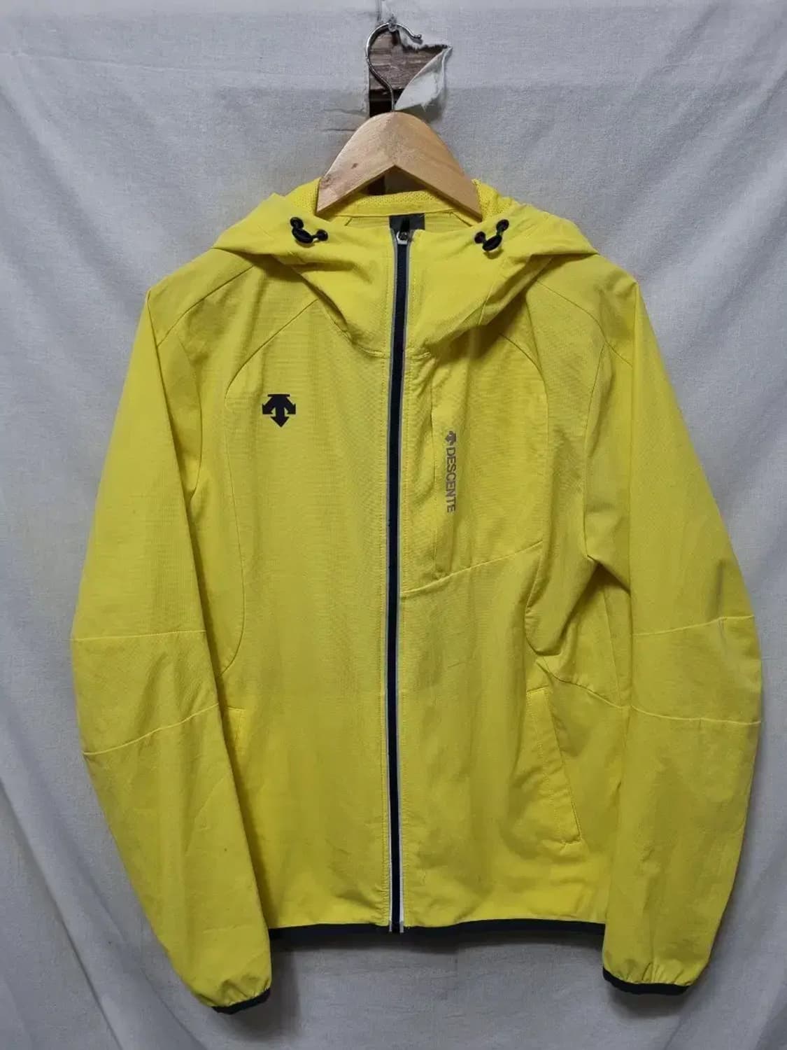 데상트 옐로우 후드 바람막이 자켓 105 상품이미지1
