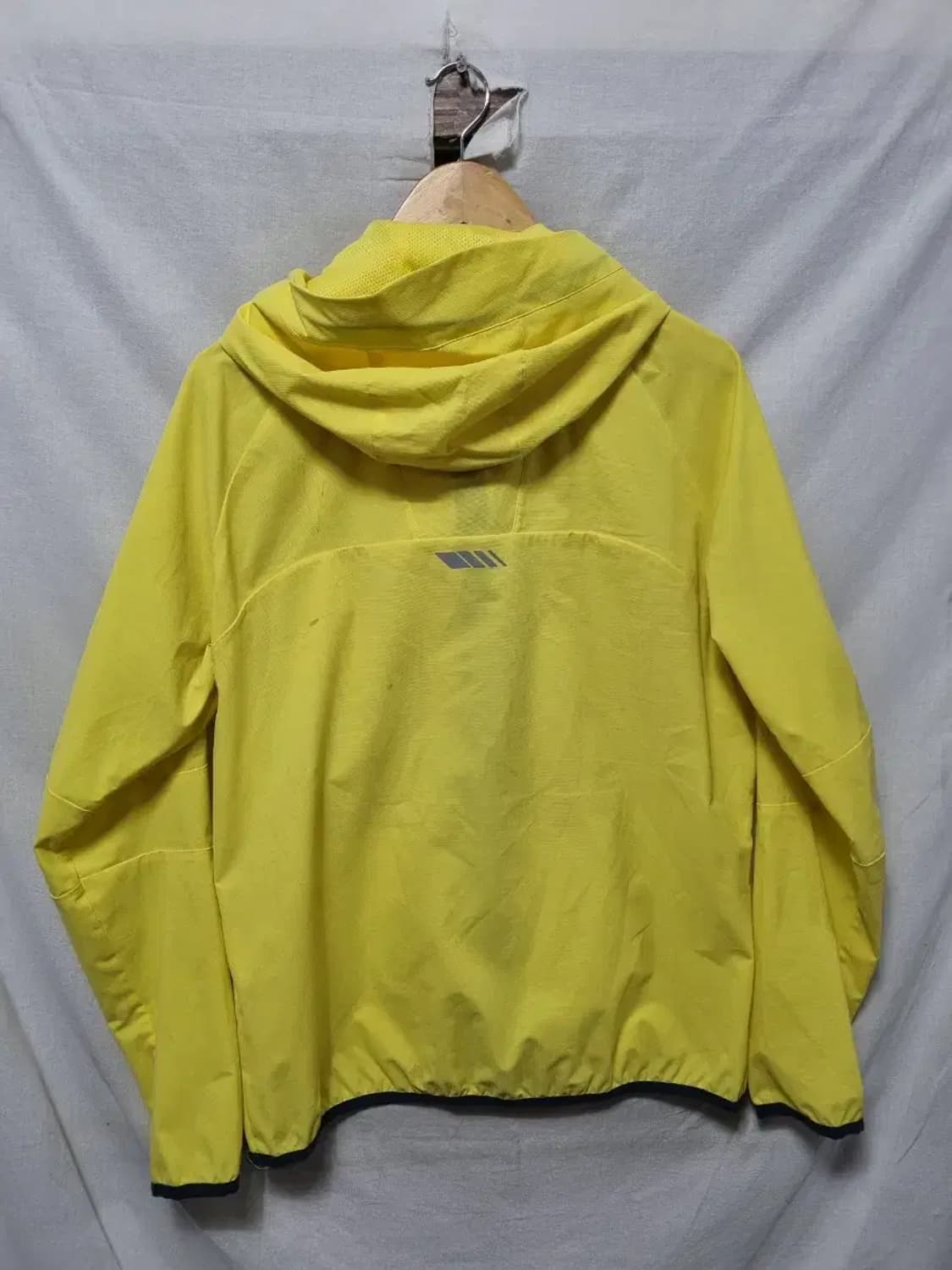데상트 옐로우 후드 바람막이 자켓 105 상품이미지2