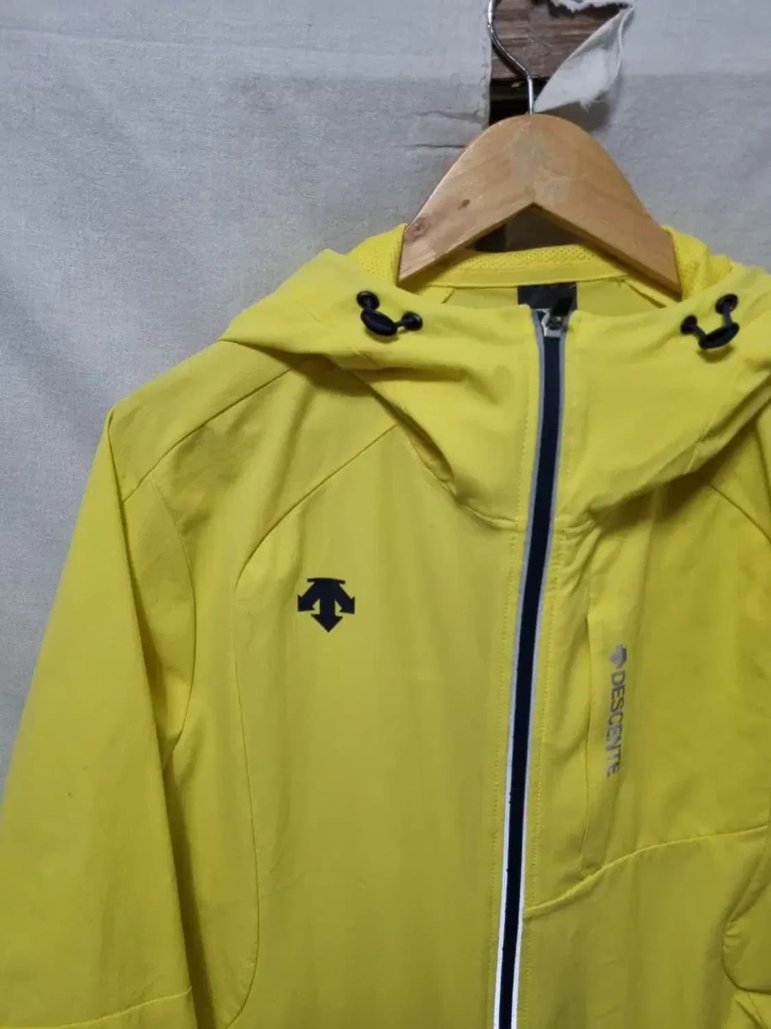 데상트 옐로우 후드 바람막이 자켓 105 상품이미지3