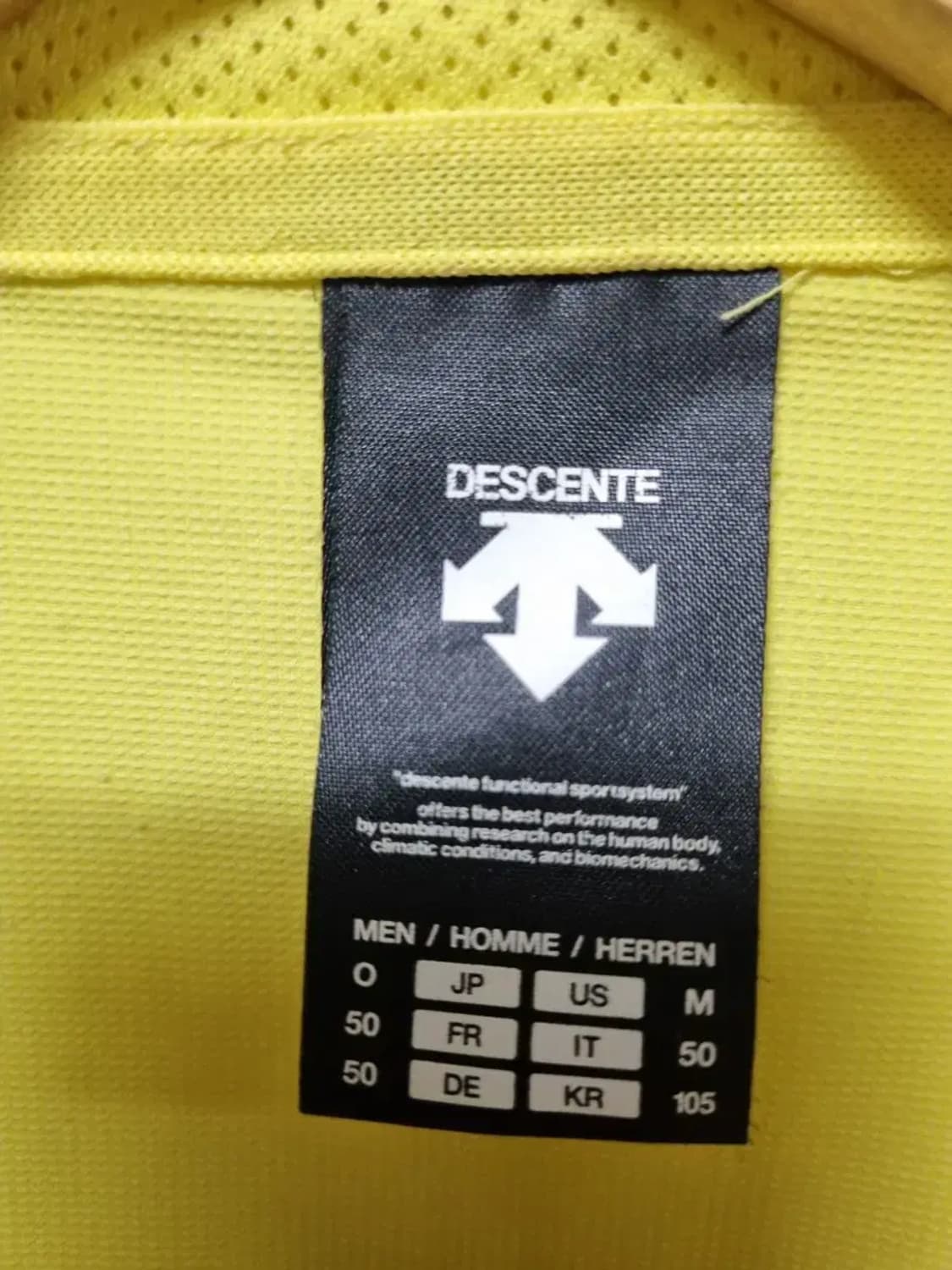 데상트 옐로우 후드 바람막이 자켓 105 상품이미지4