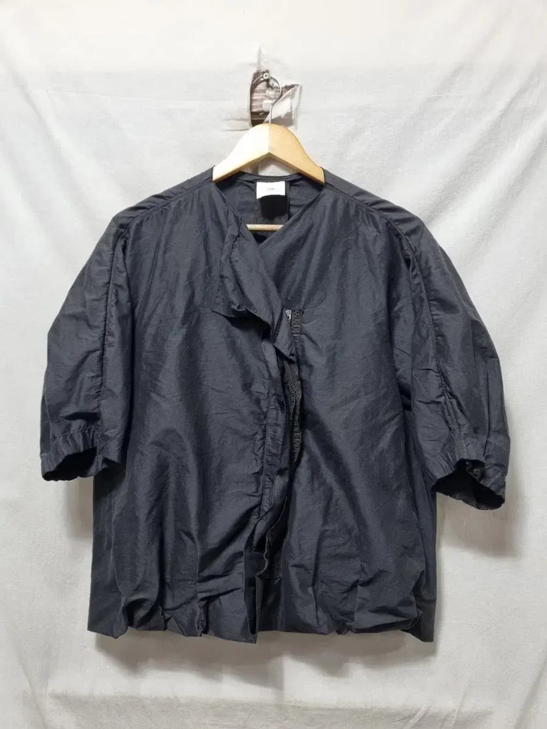 KUHO 블랙 셔링 반팔 블라우스 XS 상품이미지1