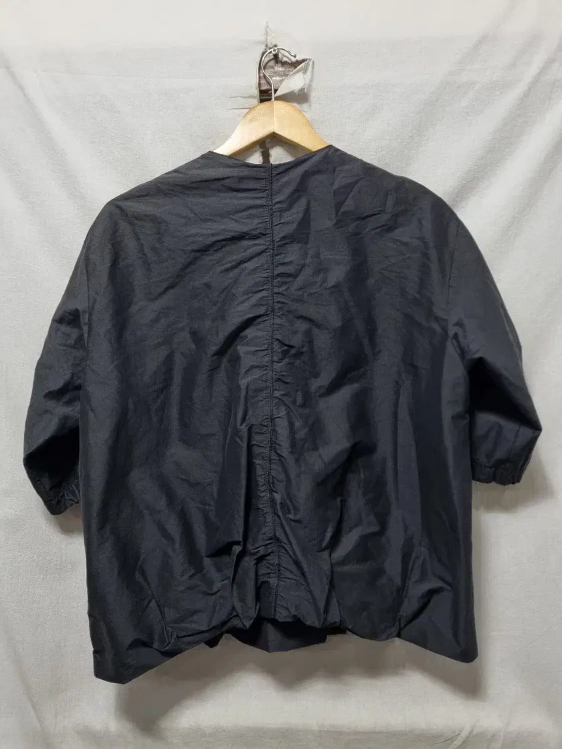 KUHO 블랙 셔링 반팔 블라우스 XS 상품이미지3