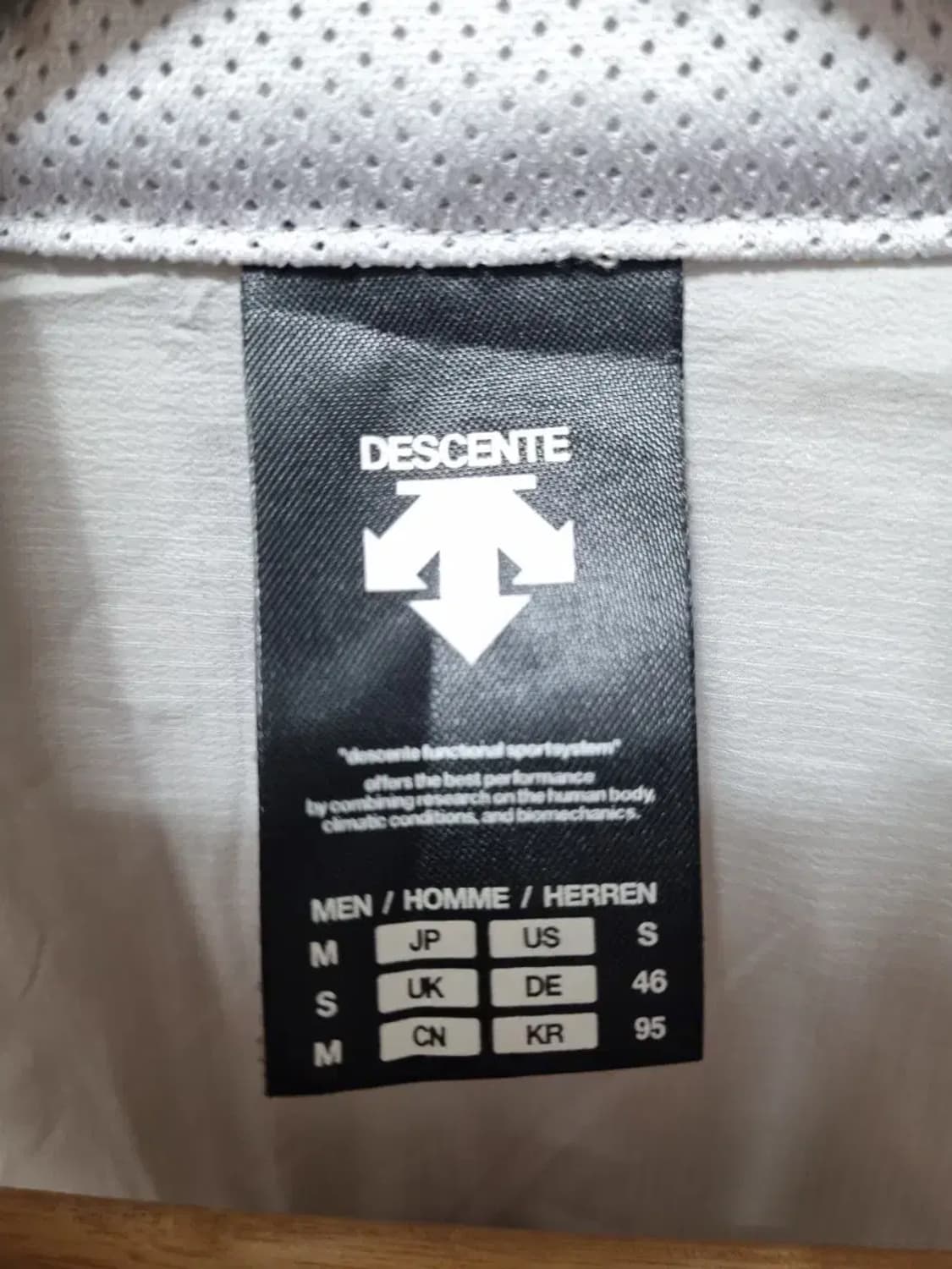 데상트 바람막이 M 상품이미지4