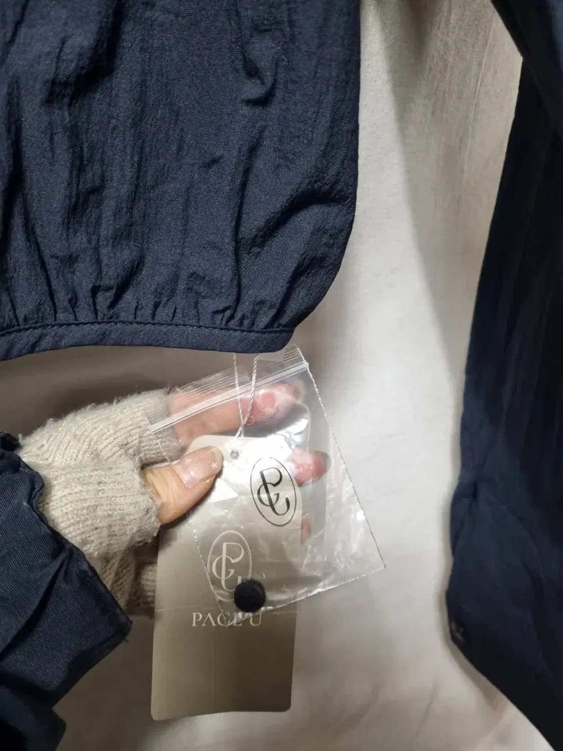 페이지유 네이비 스퀘어넥 셔링 크롭 블라우스 F 상품이미지4