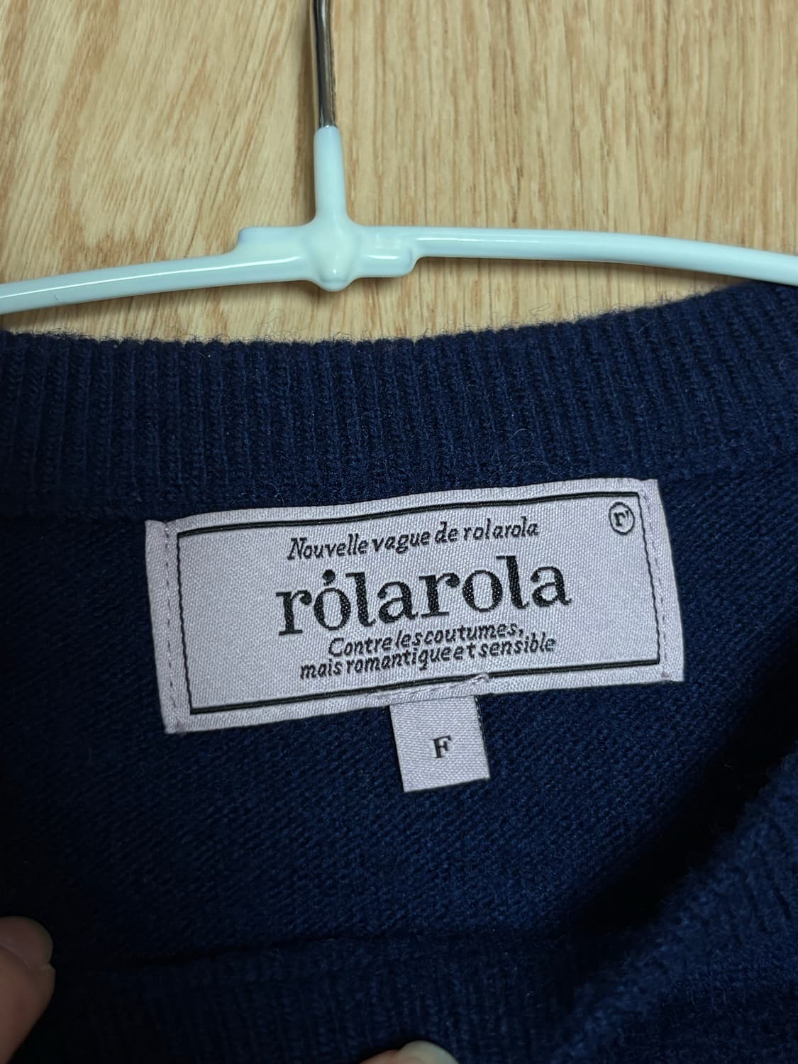 로라로라 퍼피 퍼프 슬리브 니트 네이비 더바넷 타낫 아카이브제이투유 상품이미지5