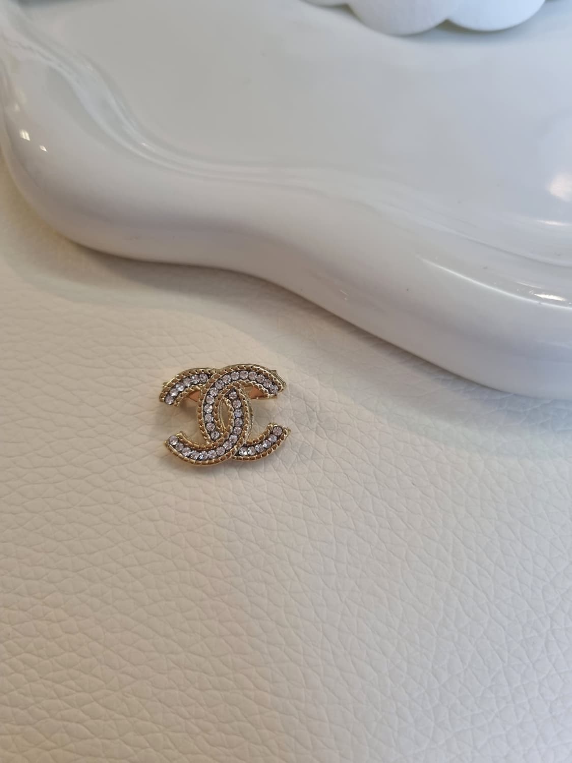 샤넬 금장체인 보석CC 미니 브로치 업사이클링 상품이미지1