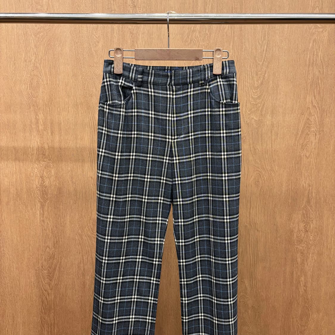 버버리 블루 라벨 스트레이트 팬츠 클래식 체크 패턴 포켓 디테일 차콜 상품이미지4