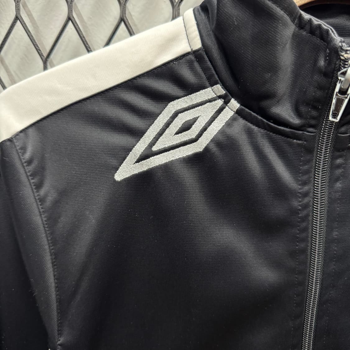 00s 엄브로 트랙자켓 전면 자수 로고 포인트 블랙 상품이미지6