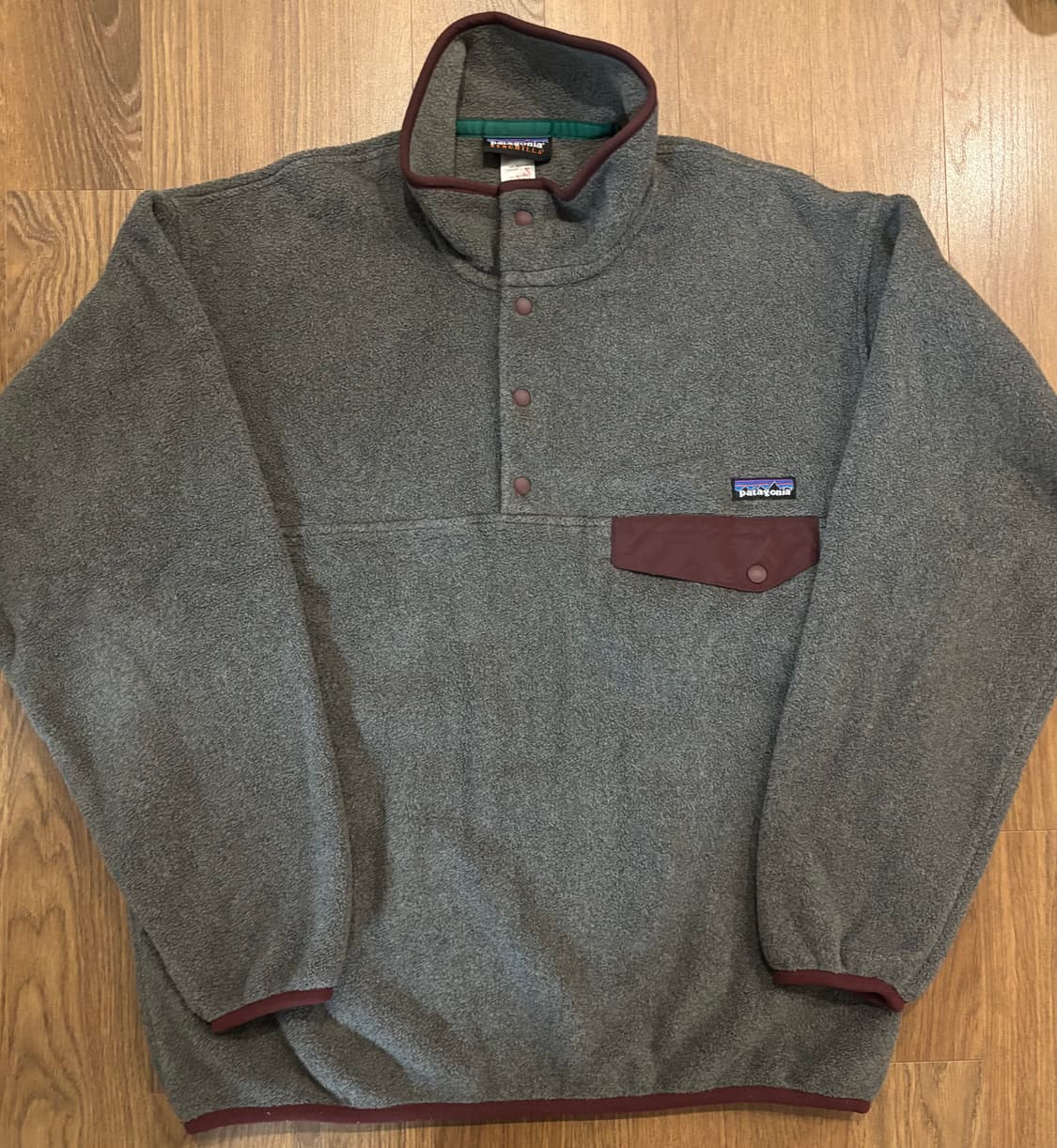 파타고니아 헤비웨이트 신칠라 그레이 버건디 M사이즈 판매합니다. 상품이미지1