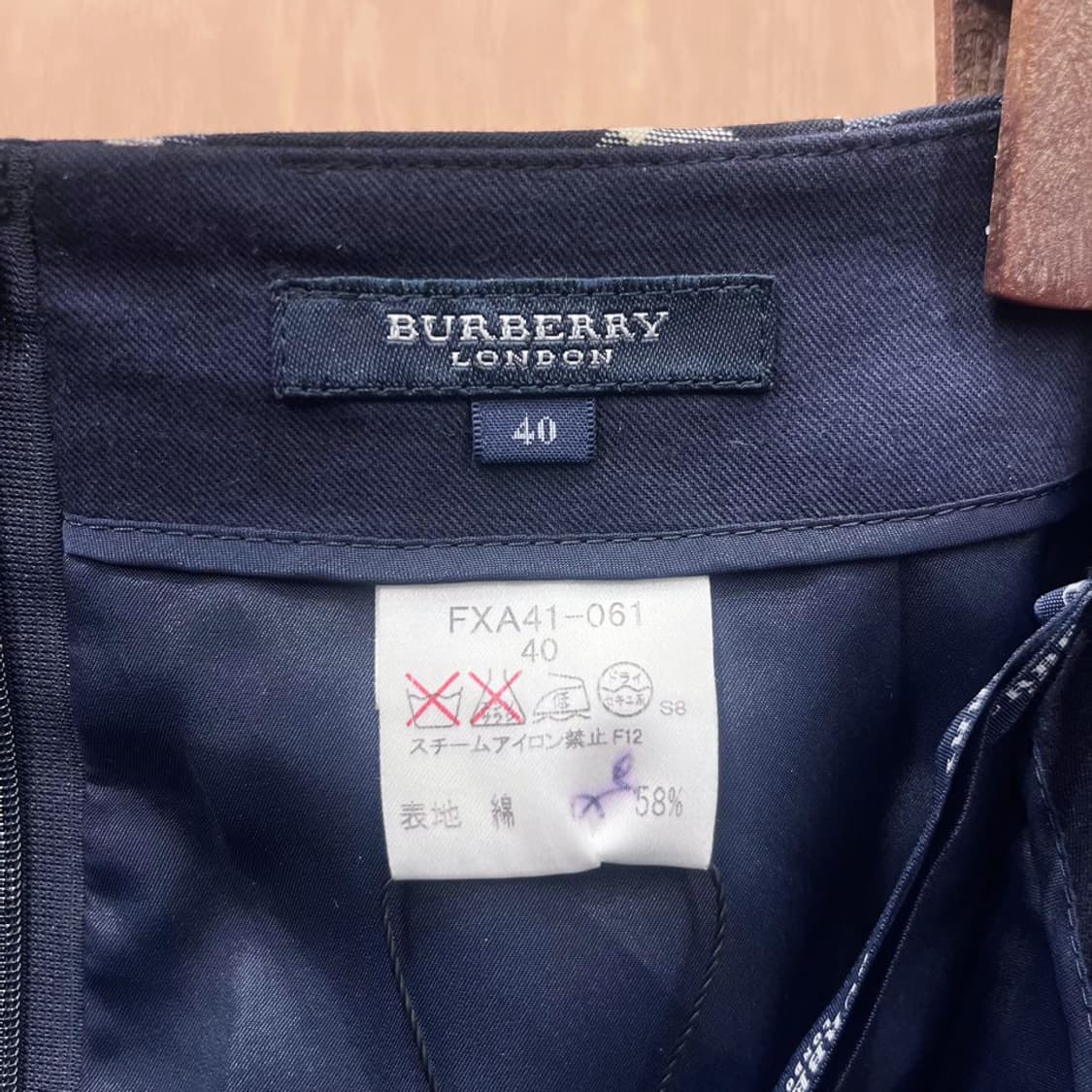 버버리 런던 미디 스커트 배색 체크 패턴 디테일 슬림 H라인 네이비 상품이미지6