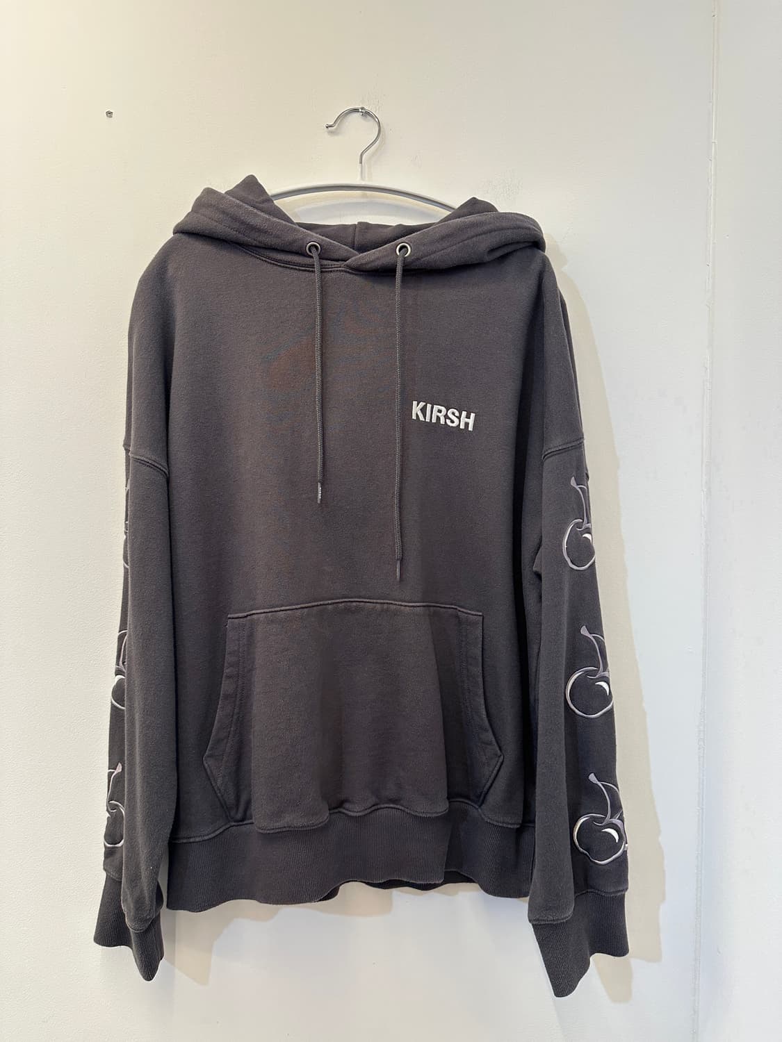 1) 키르시 챠콜 그레이 체리 자수 기모 후드티 상품이미지1
