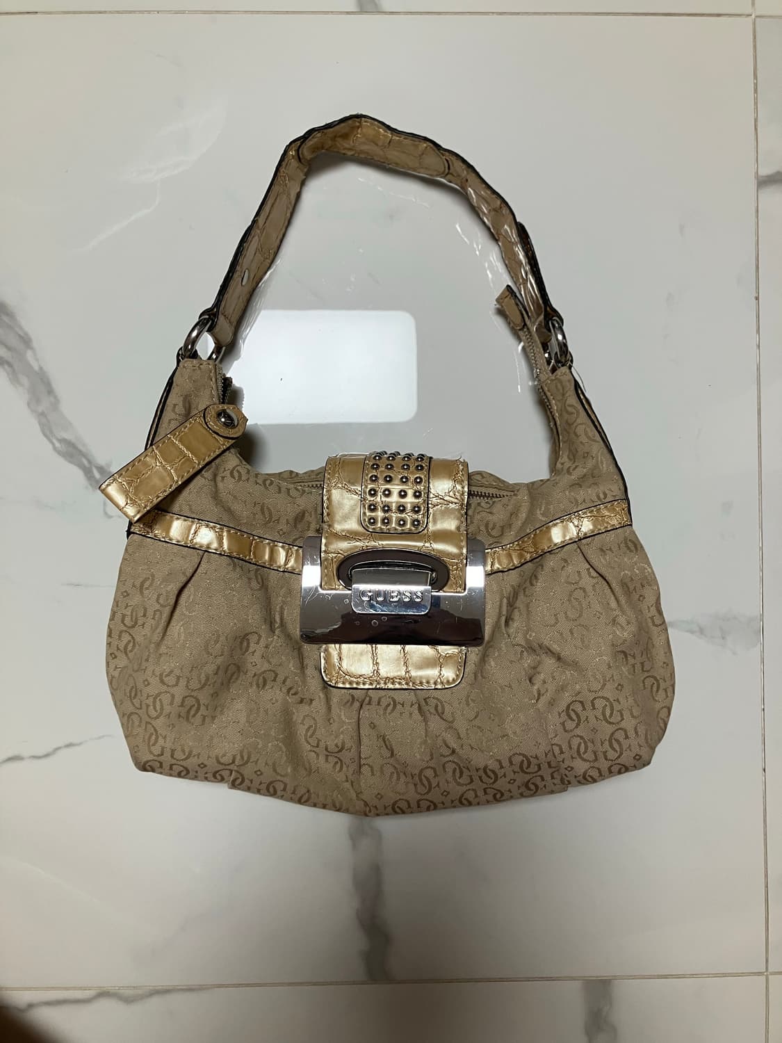 게스 2000s Y2K 숄더백 모노그램 골드 상품이미지1