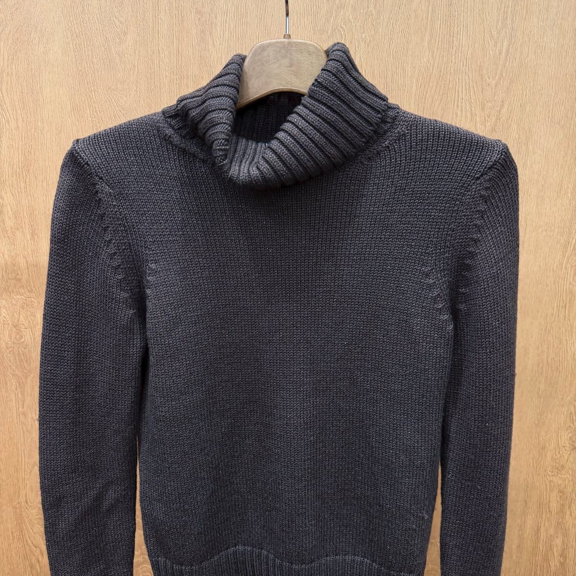 띠어리 헤비 울 터틀넥 긴팔 니트 시보리 디테일 레귤러핏 브라운 상품이미지4