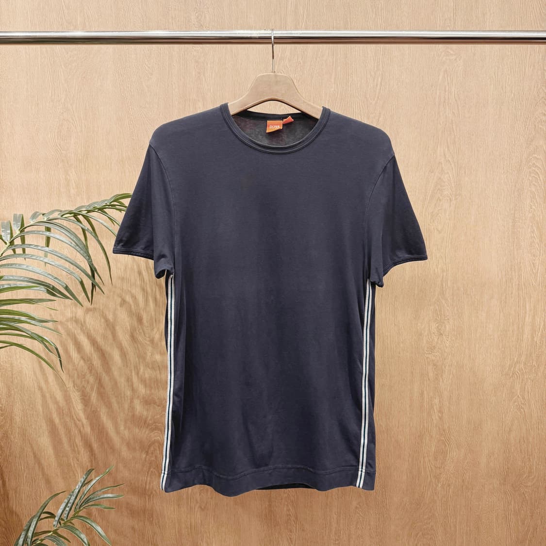 휴고 보스 캐주얼 반팔 티셔츠 사이드 스트라이프 디테일 네이비 상품이미지1