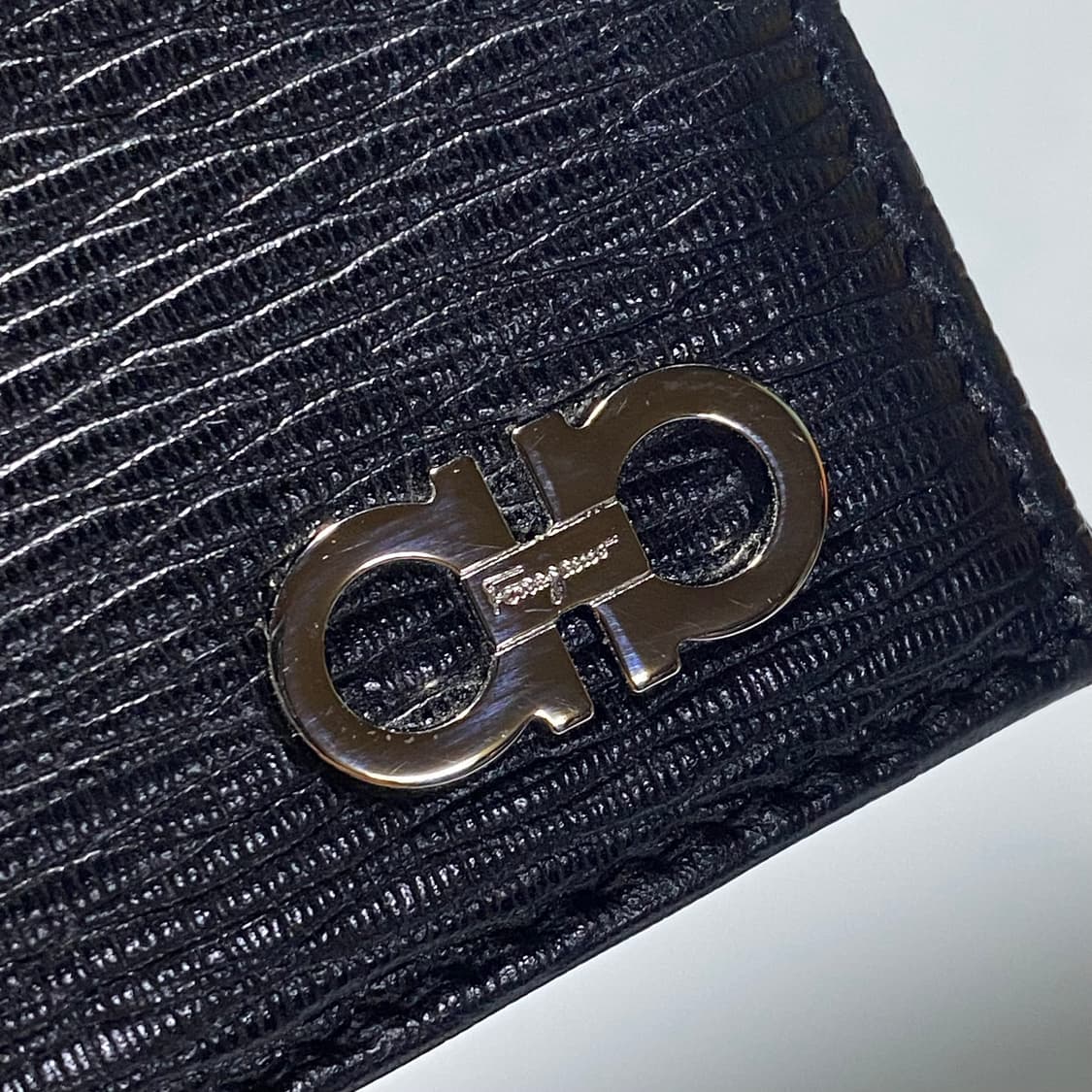 [정품] 페라가모 더블 간치니 헤머드 카프스킨 반지갑 상품이미지2