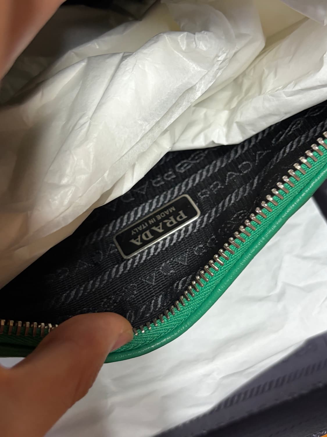 프라다 그레이스 럭스 트라이앵글 엠보싱 로고 파우치백 상품이미지6