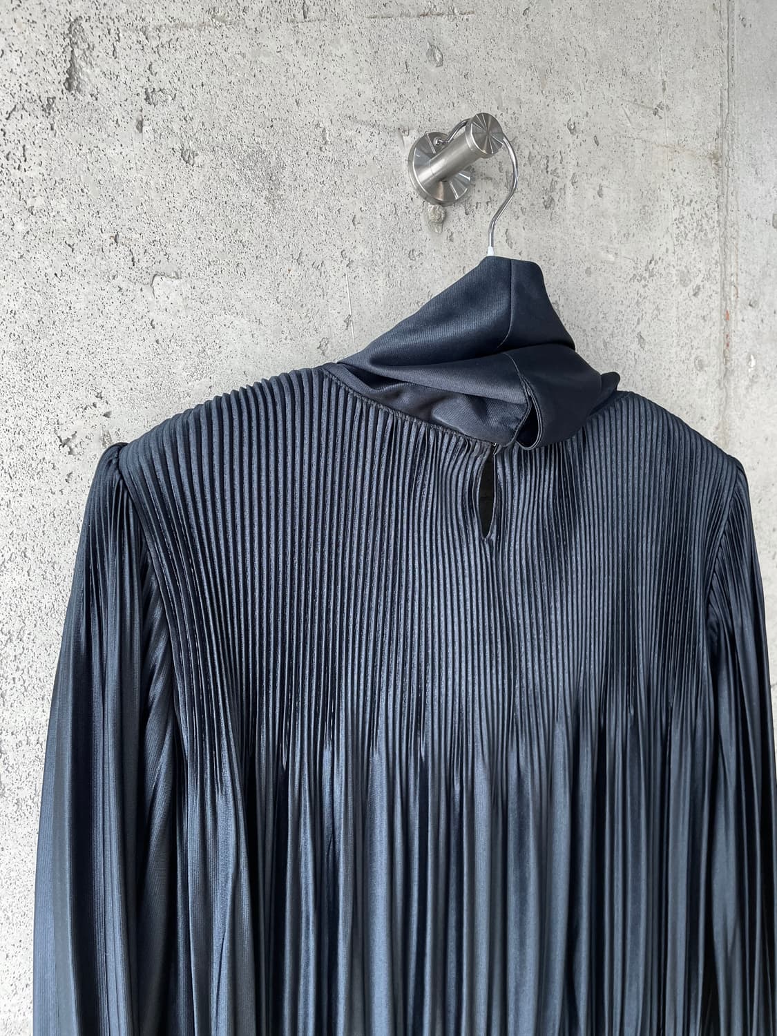 하이넥 플리츠 탑 네이비 상품이미지6