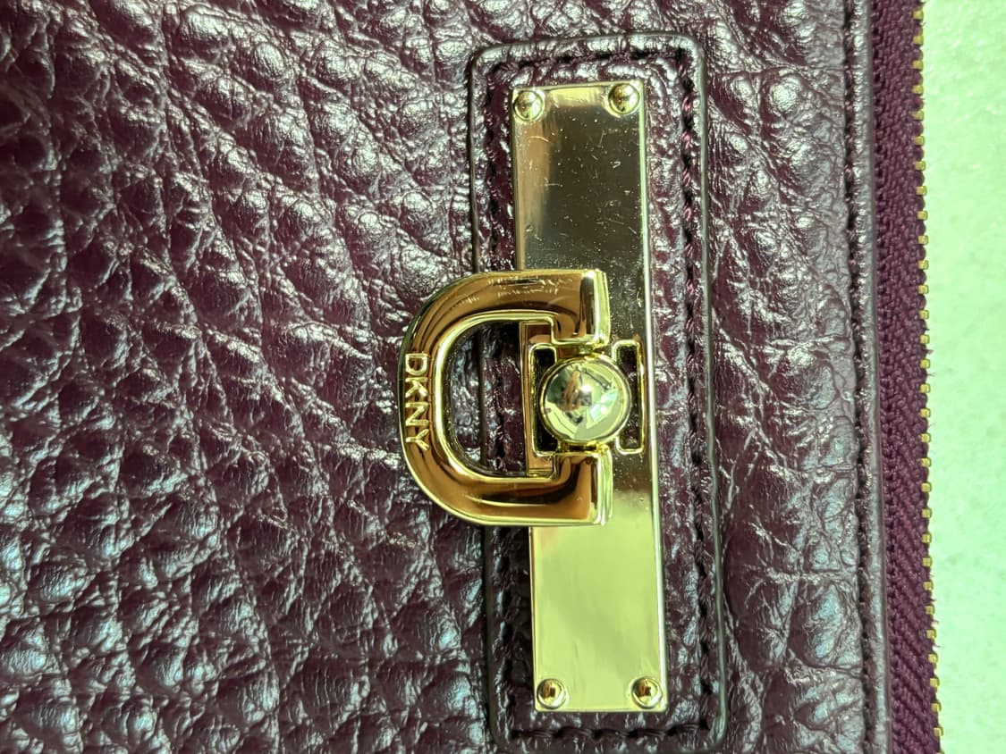 💜 DKNY 플럼 컬러 레더 체인 숄더백 · 거의 새상품 상품이미지3