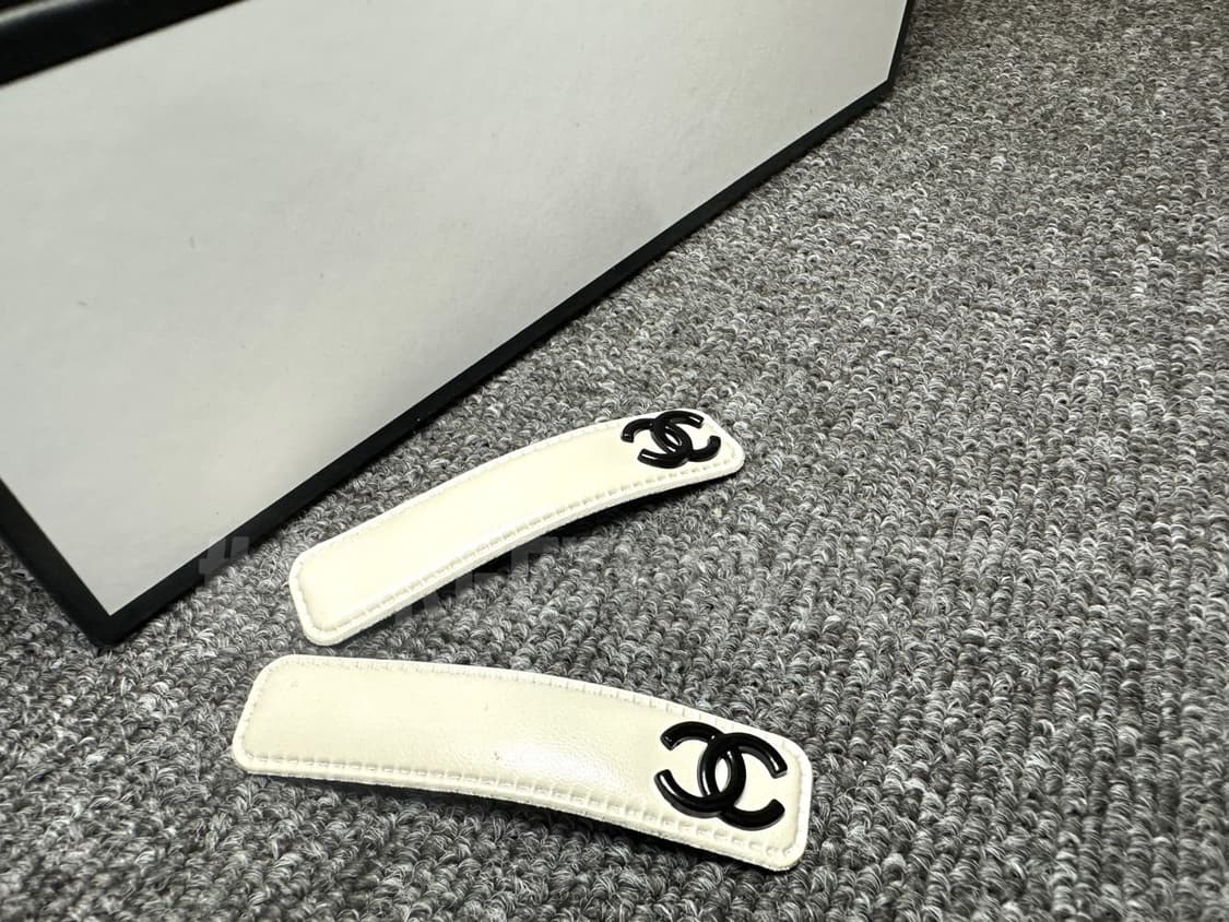 샤넬 블랙 로고 헤어핀 (1피스) 상품이미지1