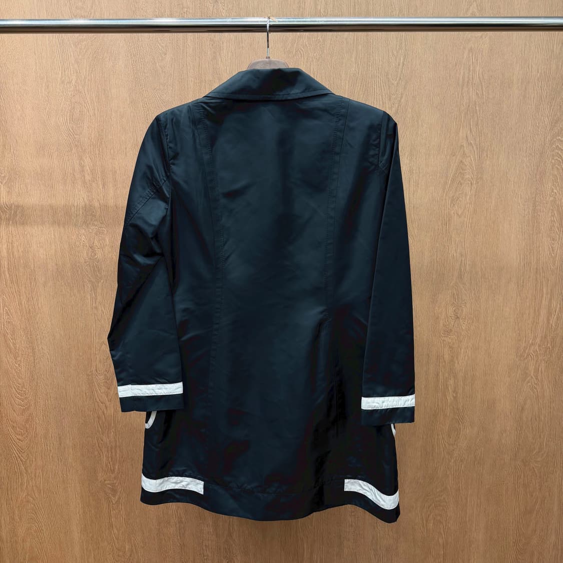 마리아니 코트 배색 파이핑 디테일 싱글 버튼업 디테일 레귤러핏 블랙 상품이미지3