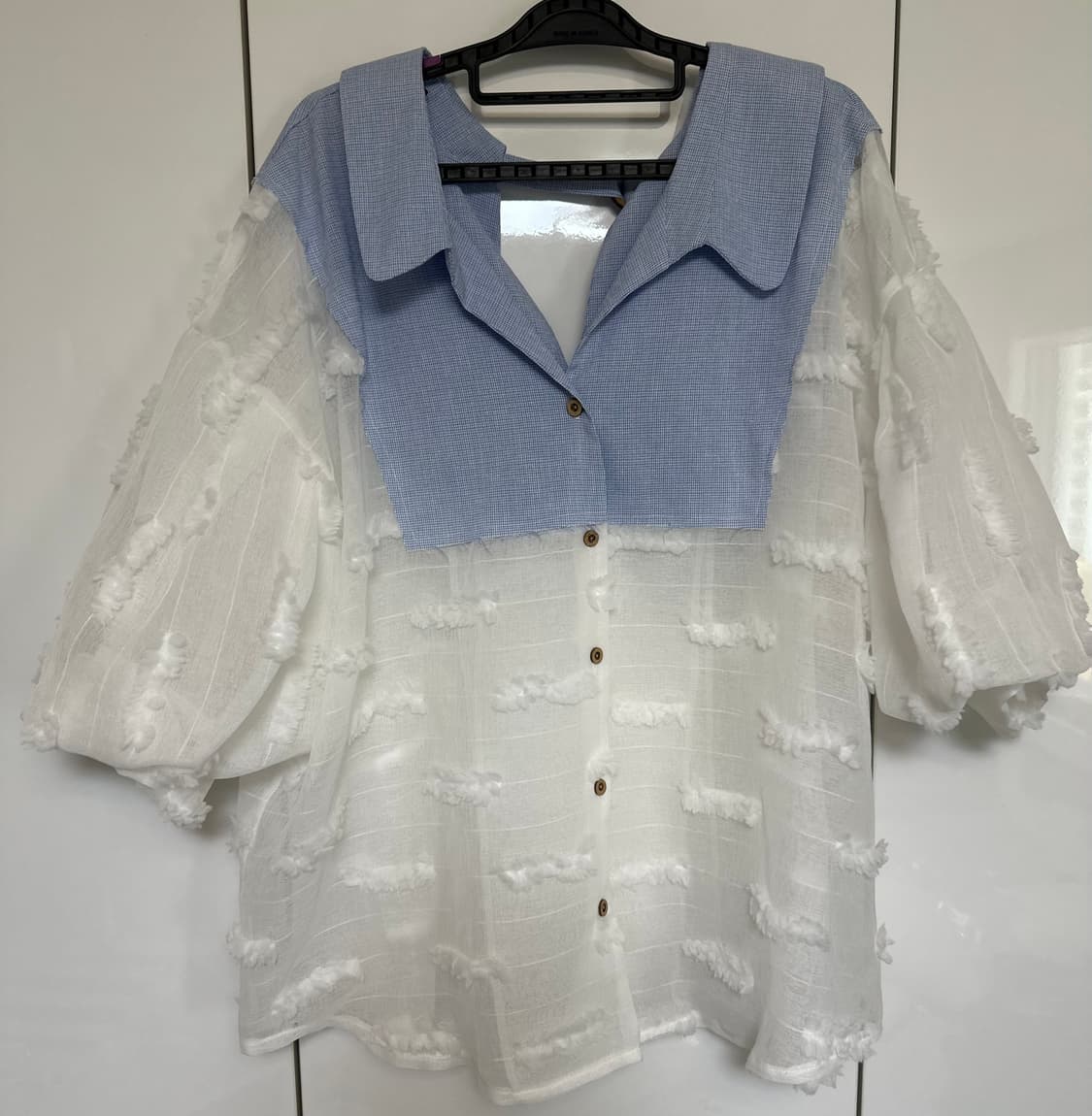 배색 카라 블라우스 펀칭 화이트 상품이미지2