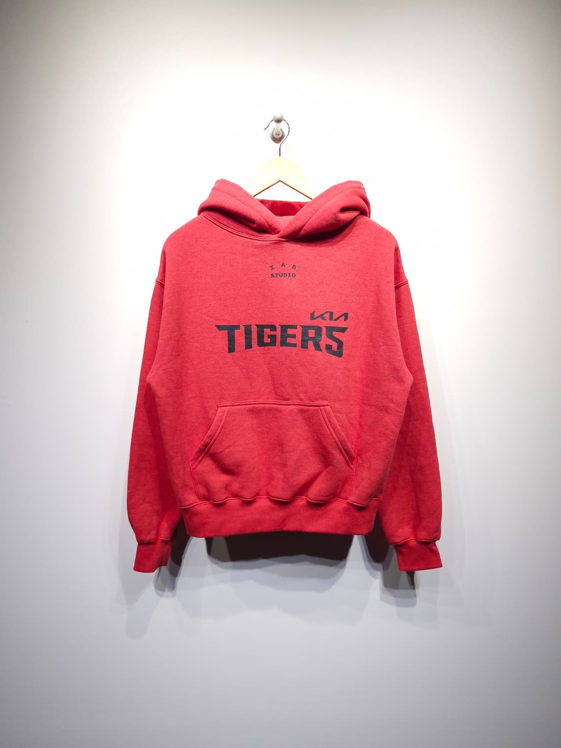 아이앱스튜디오x기아타이거즈 미디어데모 기모 후드티셔츠 상품이미지1