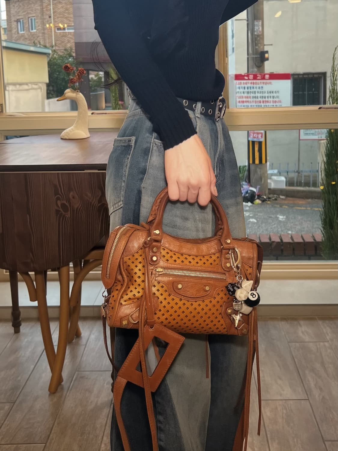 발렌시아가 퍼포레이티드 모터백  상품이미지4