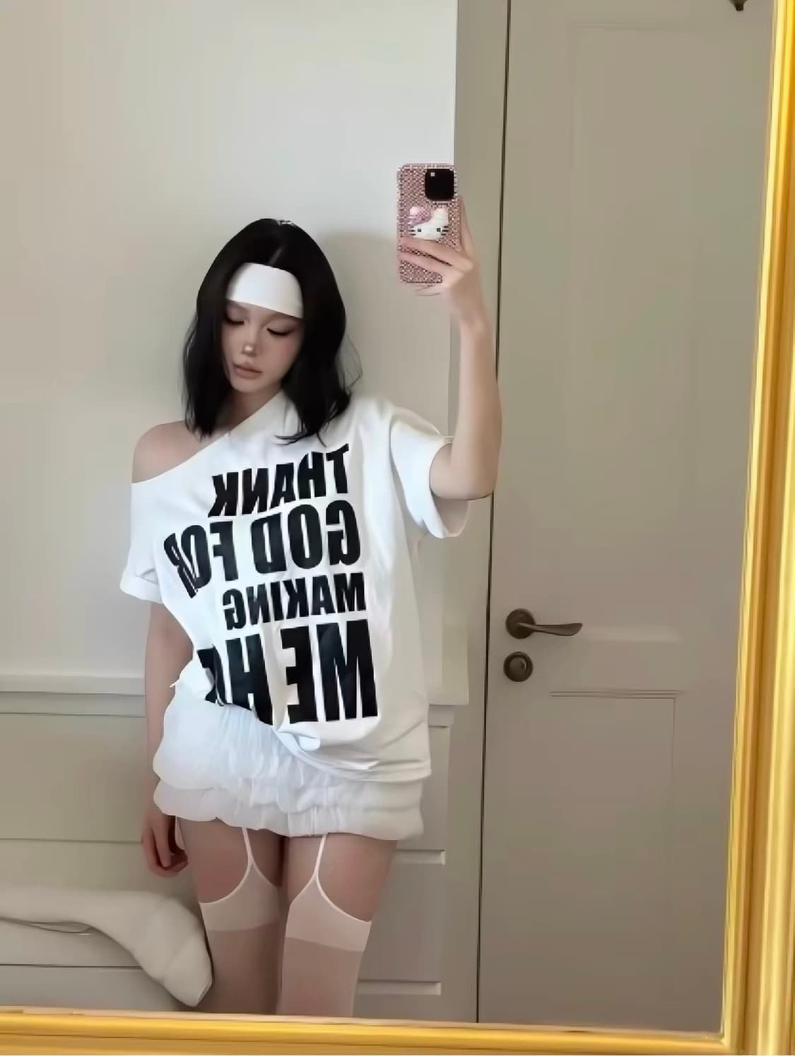 오프숄더 레터링 루즈핏 반팔 티셔츠 상품이미지1