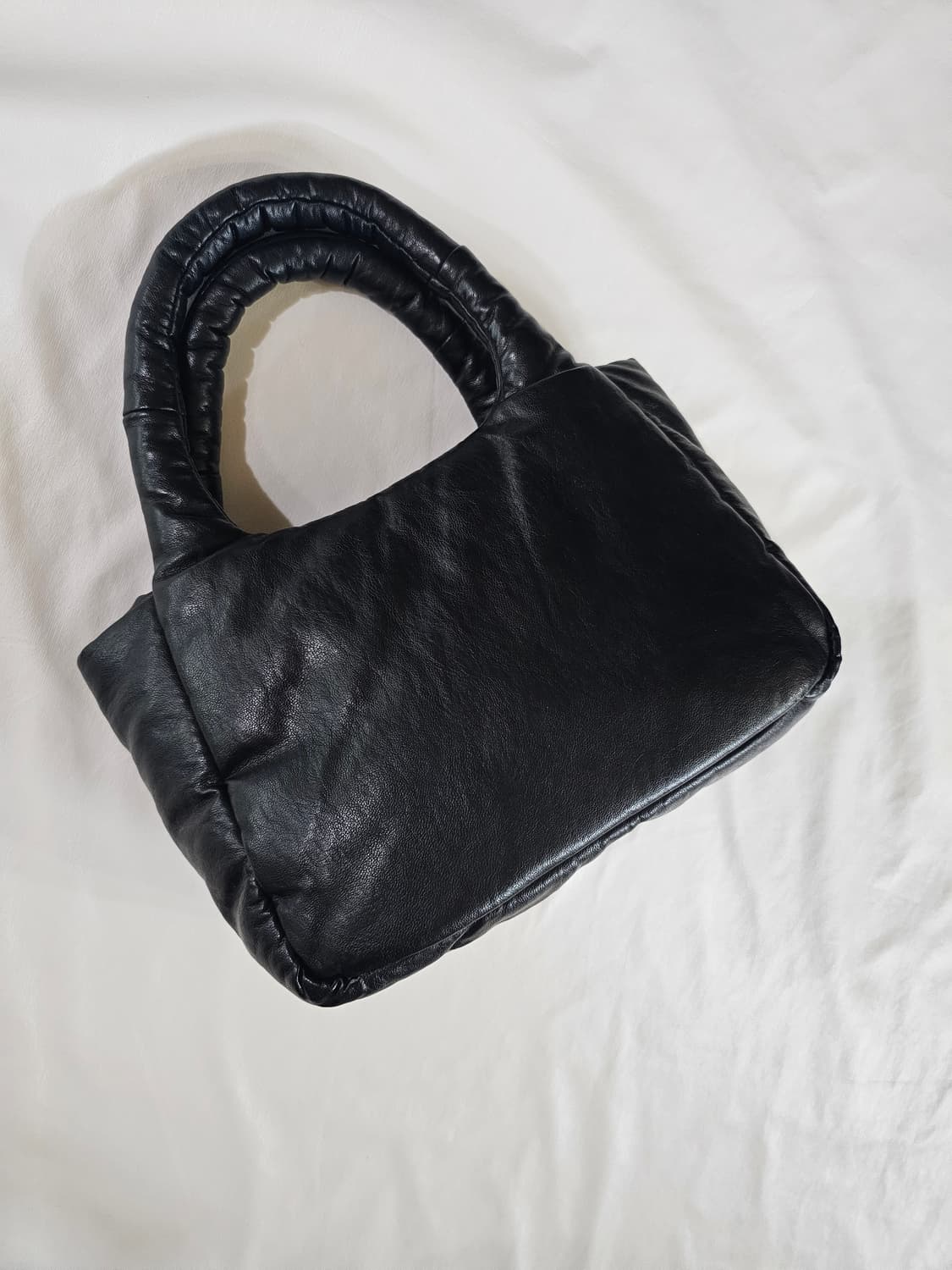 제이마크뉴욕 베일리 미니 소프트 비건 레더 패딩 토트백 블랙 상품이미지6