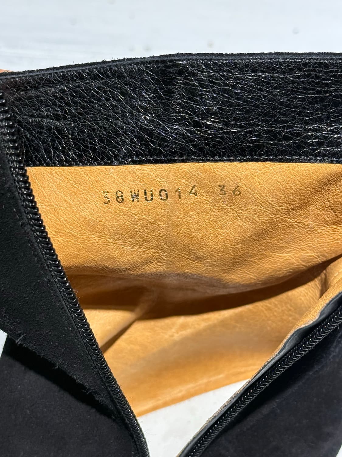 메종 마르지엘라 블랙 스웨이드 사이드 지퍼 앵클 부츠 상품이미지8