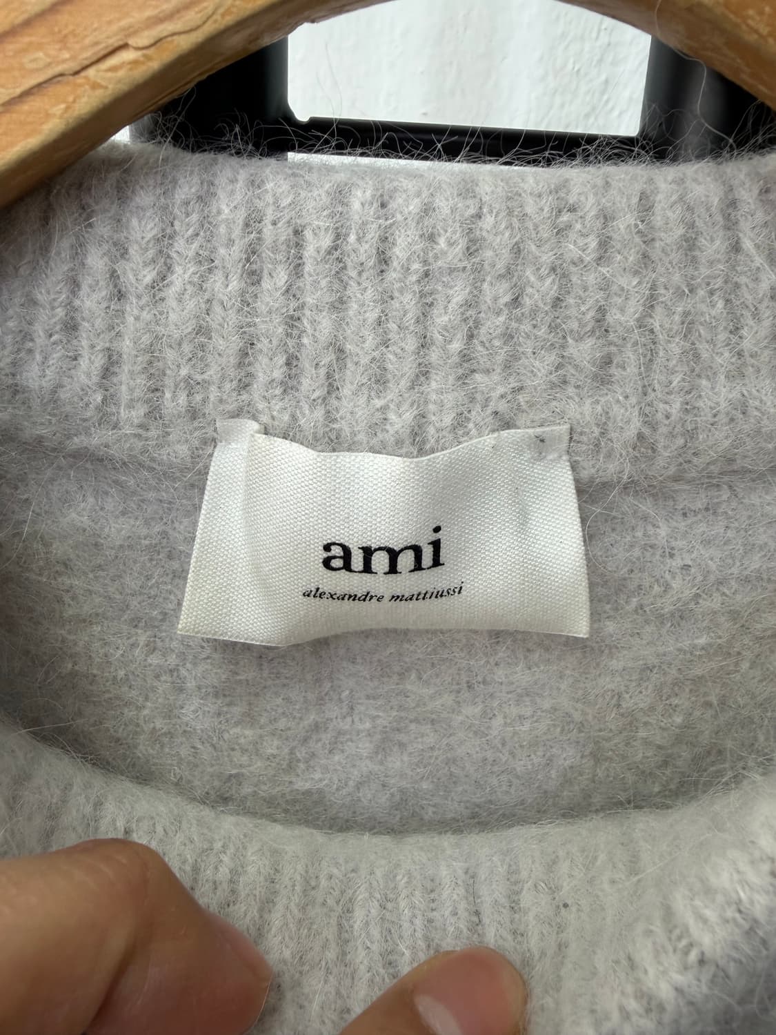 매장판정품) AMI 아미 24ss 하트 로고 여성니트 L 상품이미지6