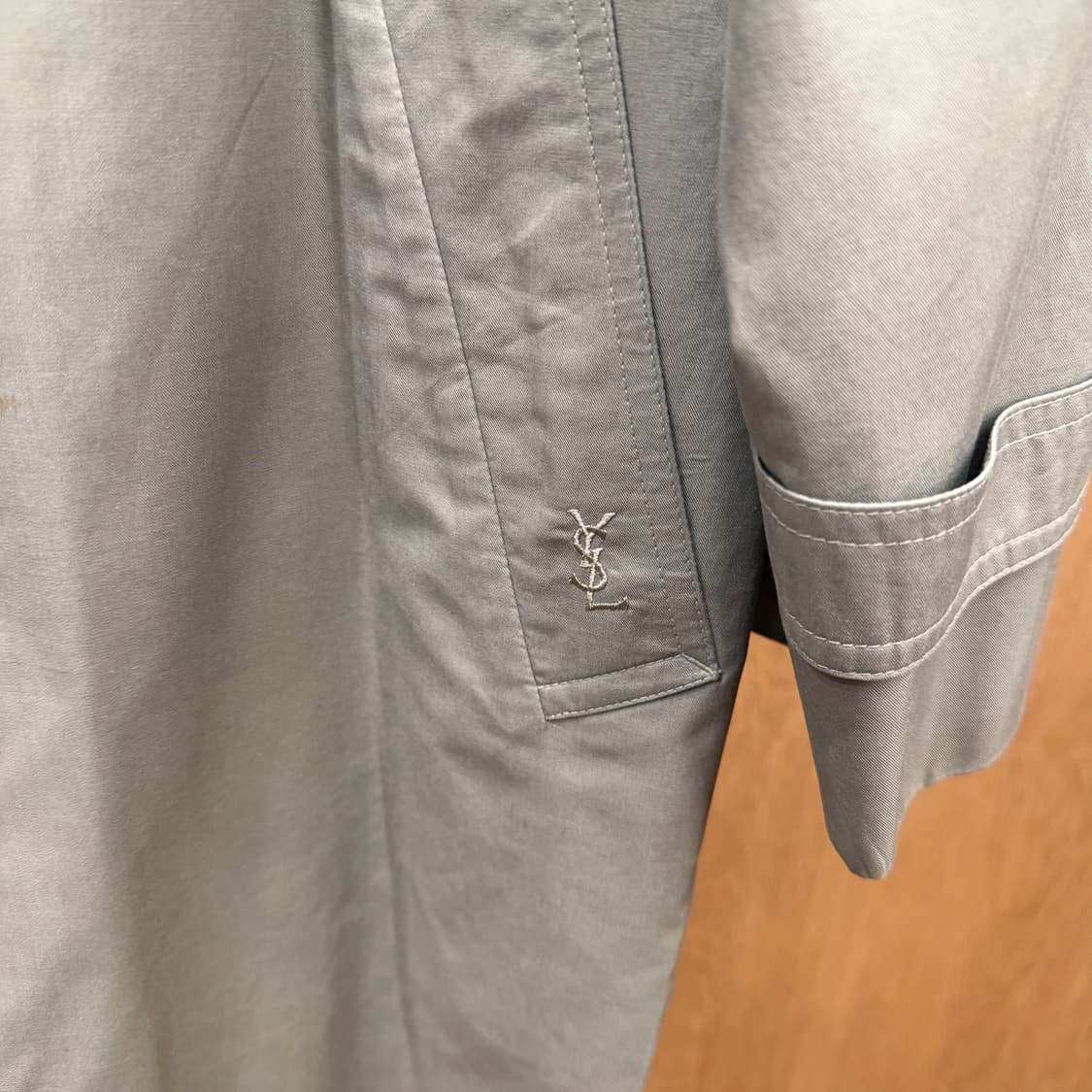 입생로랑 트렌치 코트 히든 버튼업 견장 백 슬릿 디테일 레귤러핏 그레이 상품이미지10