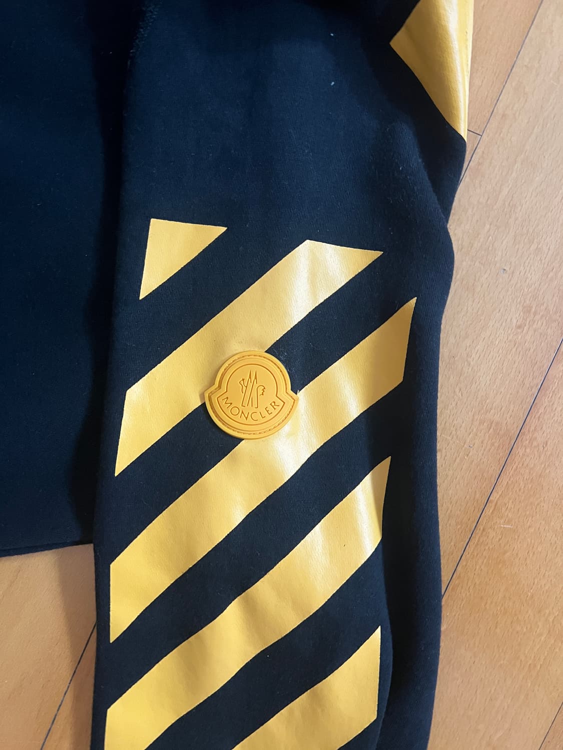 몽클레어 오프화이트 콜라보 맨투맨  상품이미지5