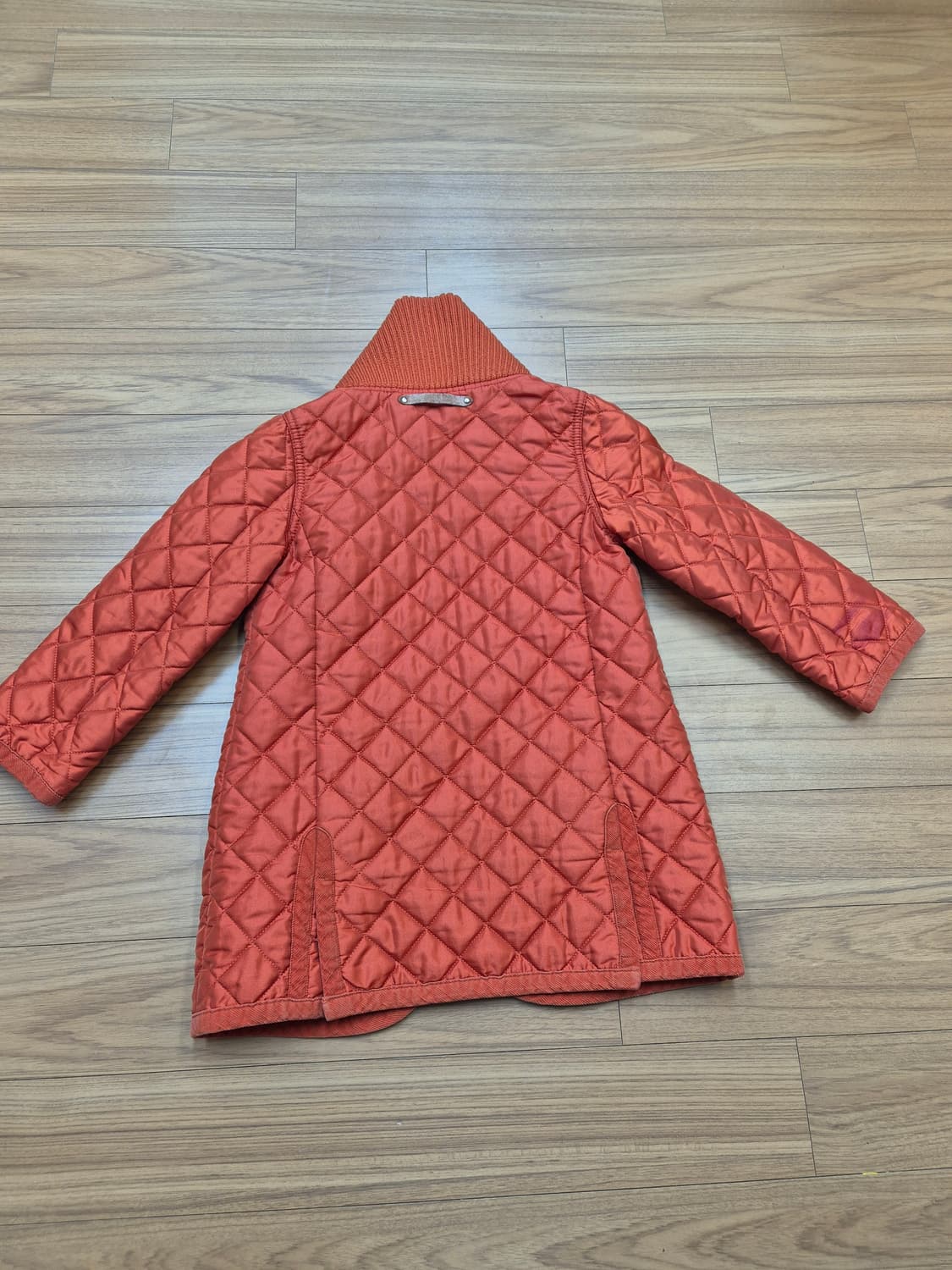 닥스 아동용 퀼팅 자켓 오렌지색상입니다. 사이즈는 110입니다. 겉감은  상품이미지3