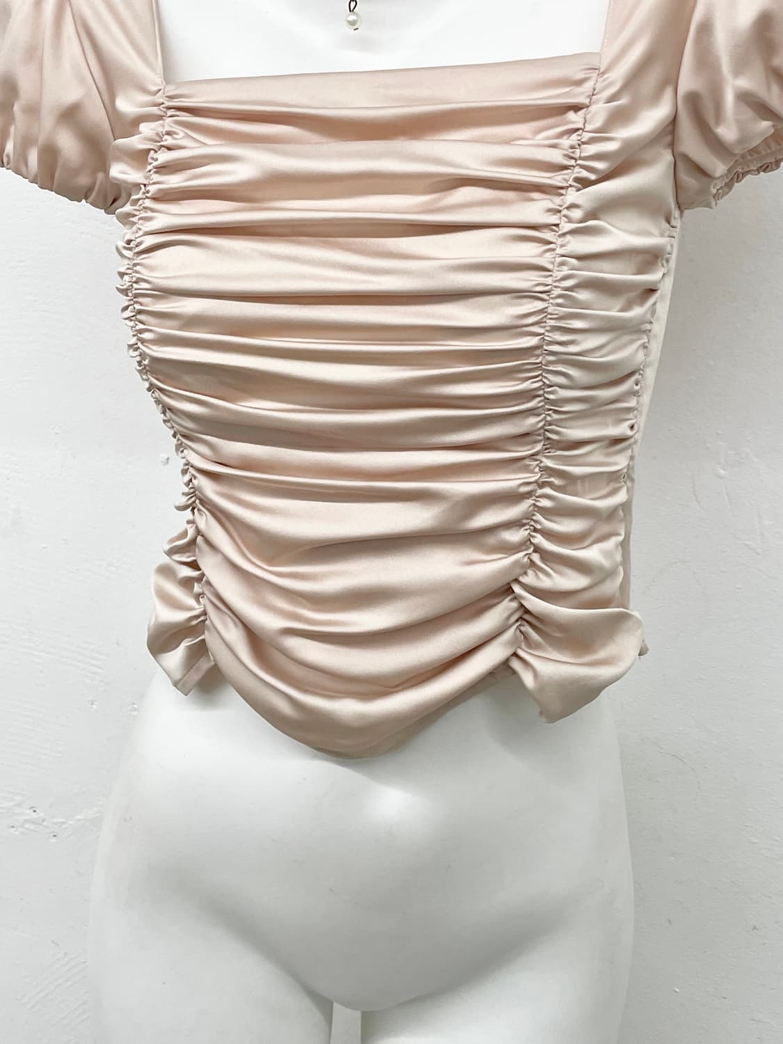 레스트로즈 새틴 셔링 탑 상품이미지5