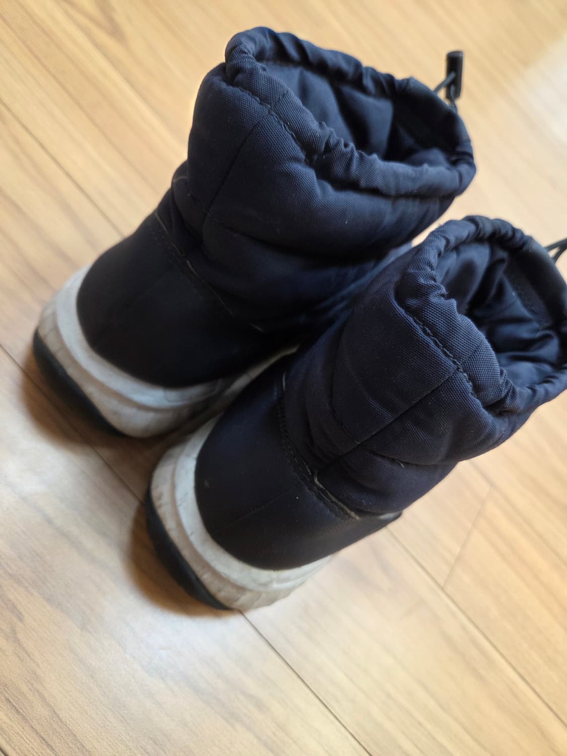 네이비 색상 노스페이스 방한 부츠 240mm입니다. 모델명은 NS99이구 상품이미지3
