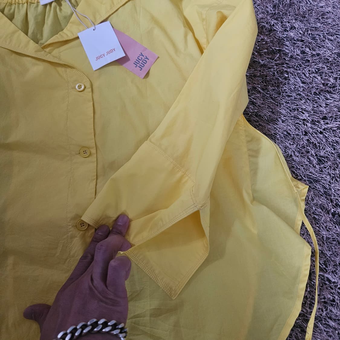 쥬시쥬디 라인 스트렙 블라우스
90 size
 상품이미지4