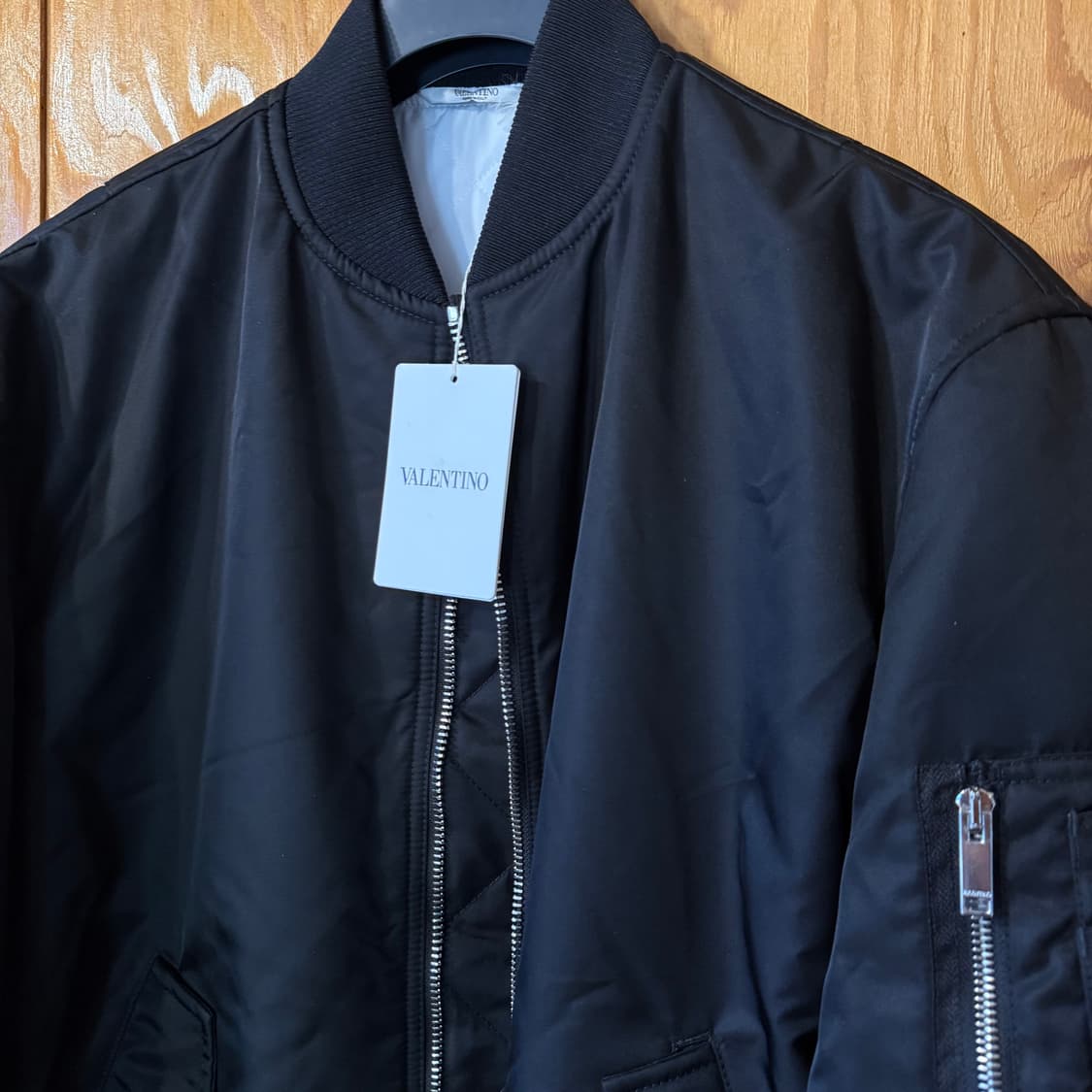 발렌티노 23 f/w VLTN 봄버 자켓 판매 합니다. 상품이미지4