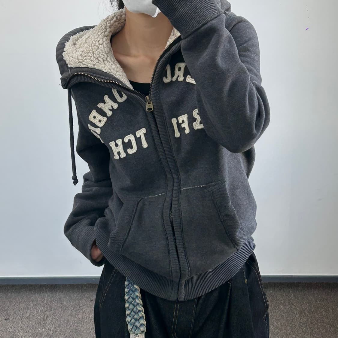 Abercrombie 아베크롬비 스펠아웃로고 퍼안감 차콜 후드집업  상품이미지2