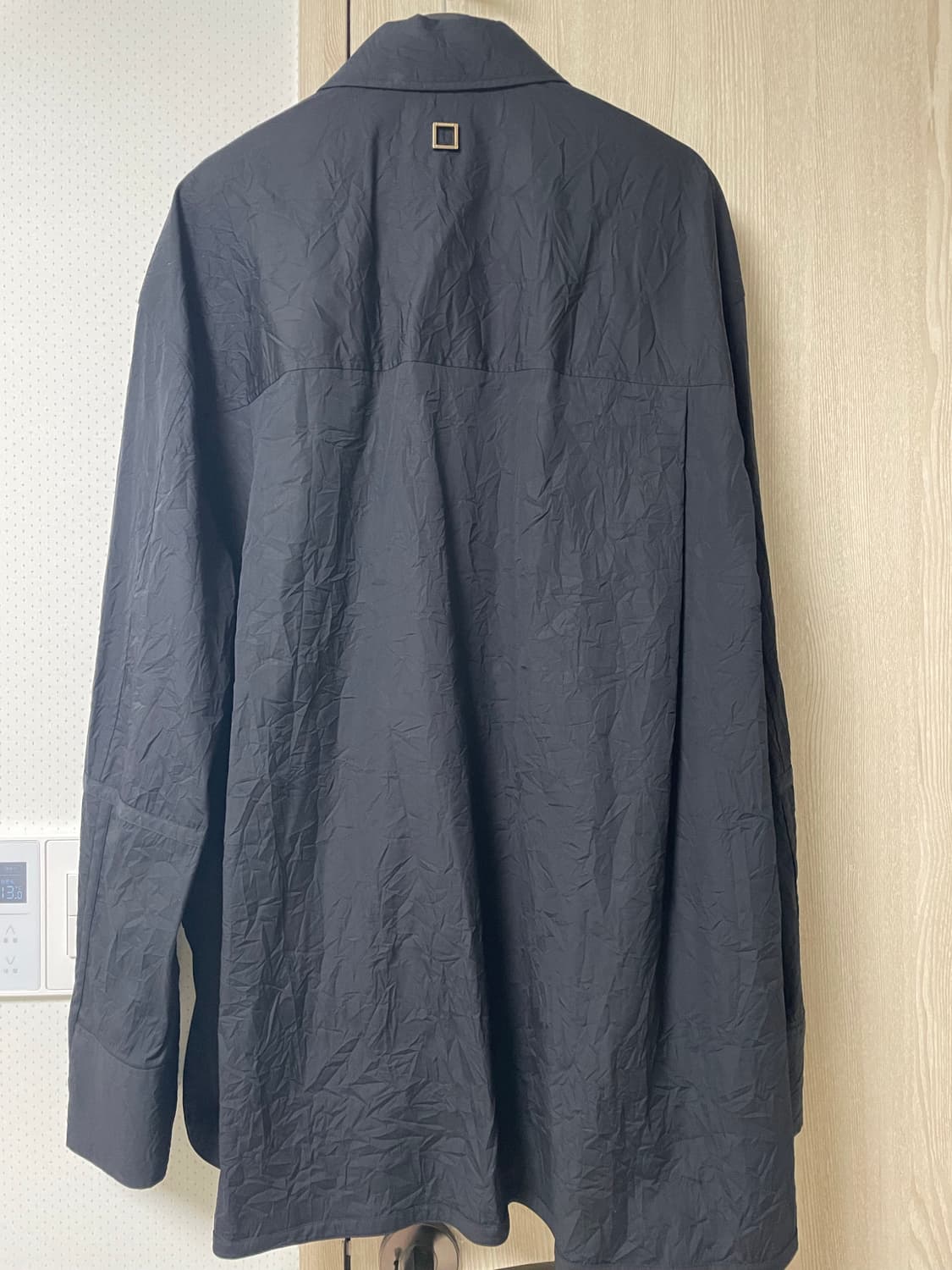 우영미 커프스 디테일 크링클 셔츠 블랙, 50사이즈 상품이미지4