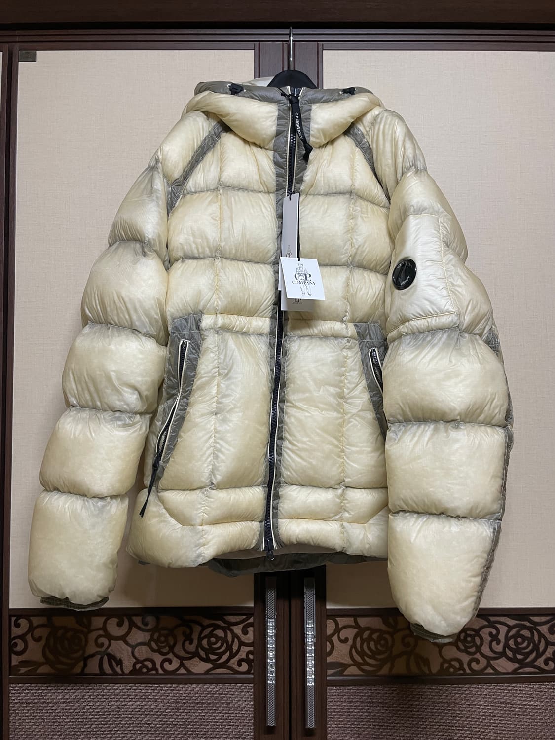 [L] CP컴퍼니 DD 쉘 후드 다운 피스타치오 쉘 베이지 상품이미지1