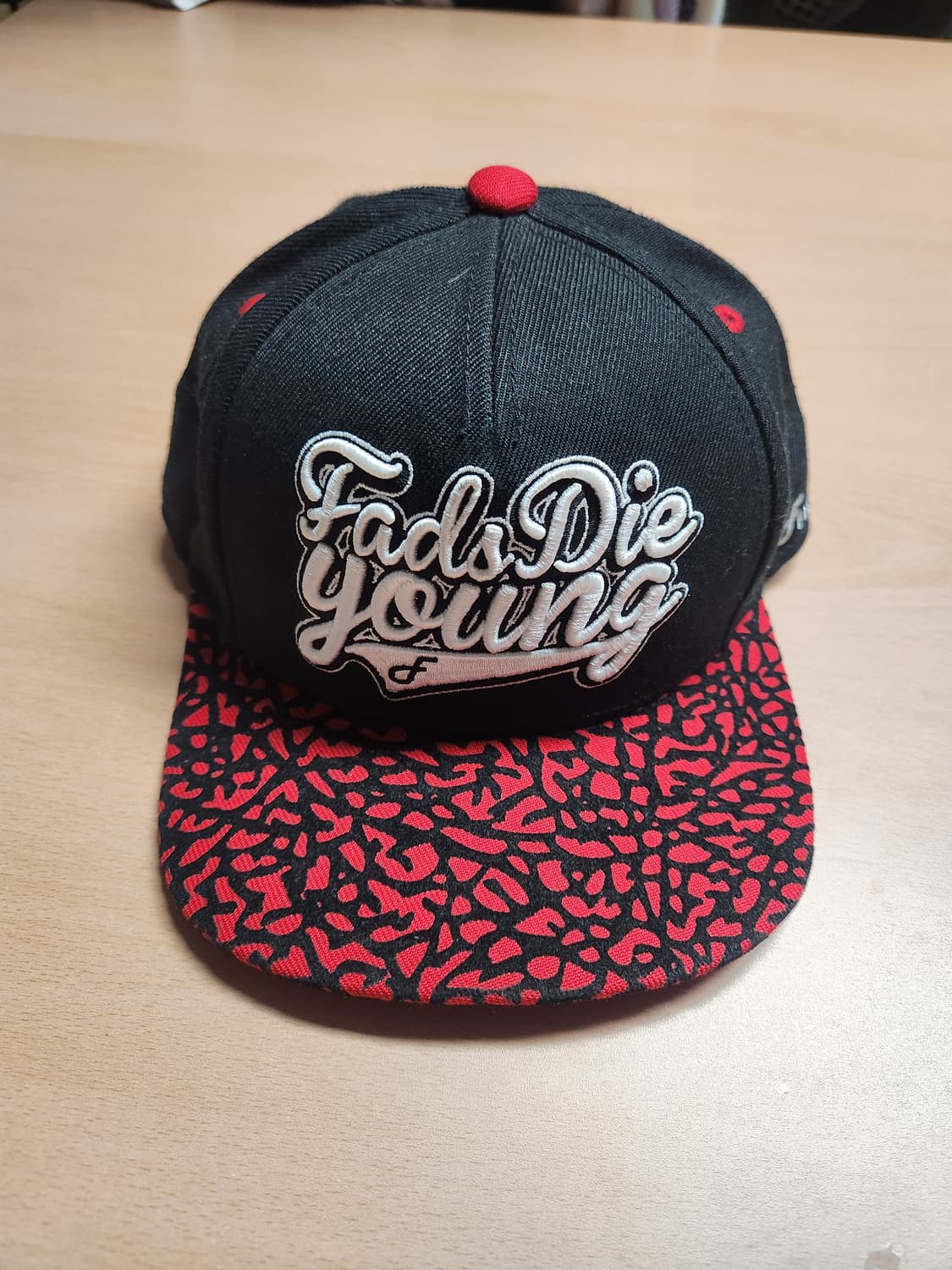 "FLAT FITTY Fads Die Young 스냅백 🖤🔥 레드 패 상품이미지1